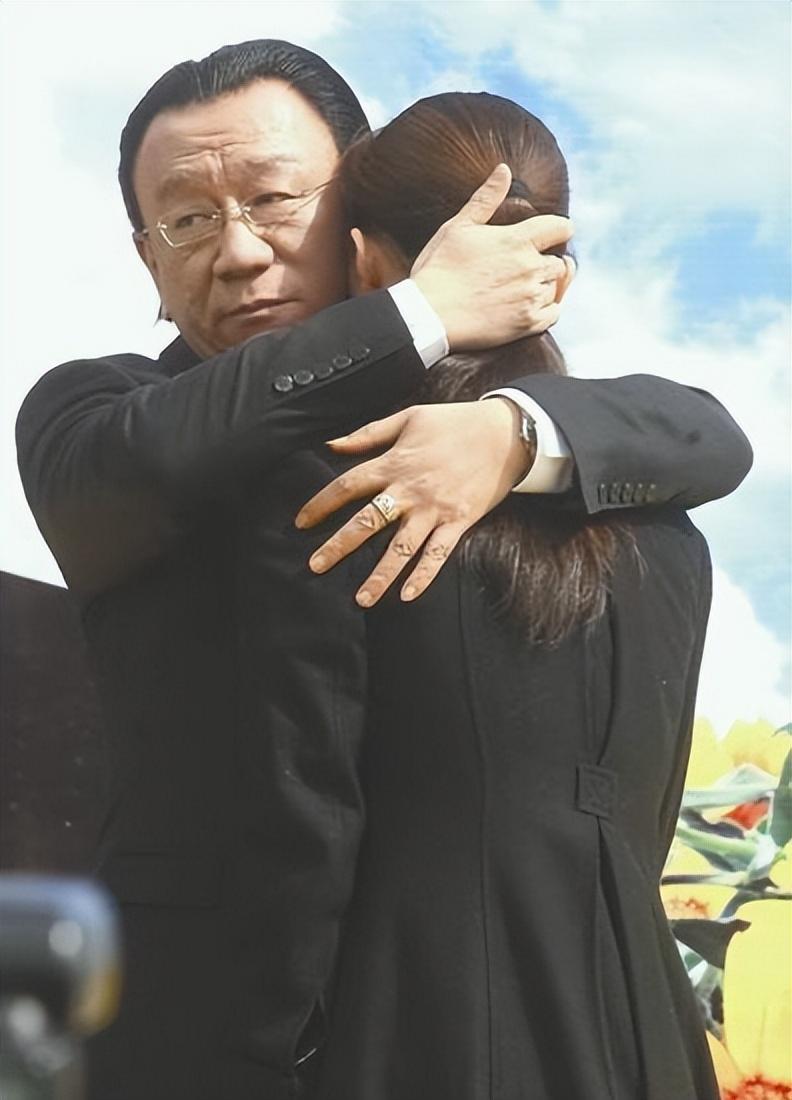 曾怨恨父亲侯耀文14年,还状告侯耀华,如今42岁的侯瓒过得怎样?