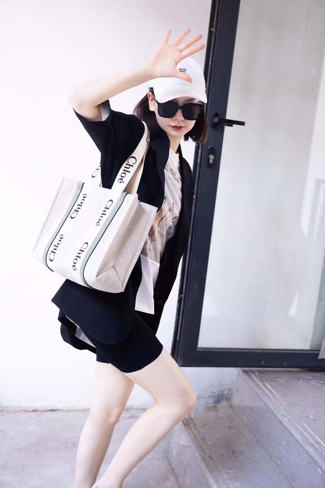 戚薇穿西装搭配棒球帽,又萌又酷