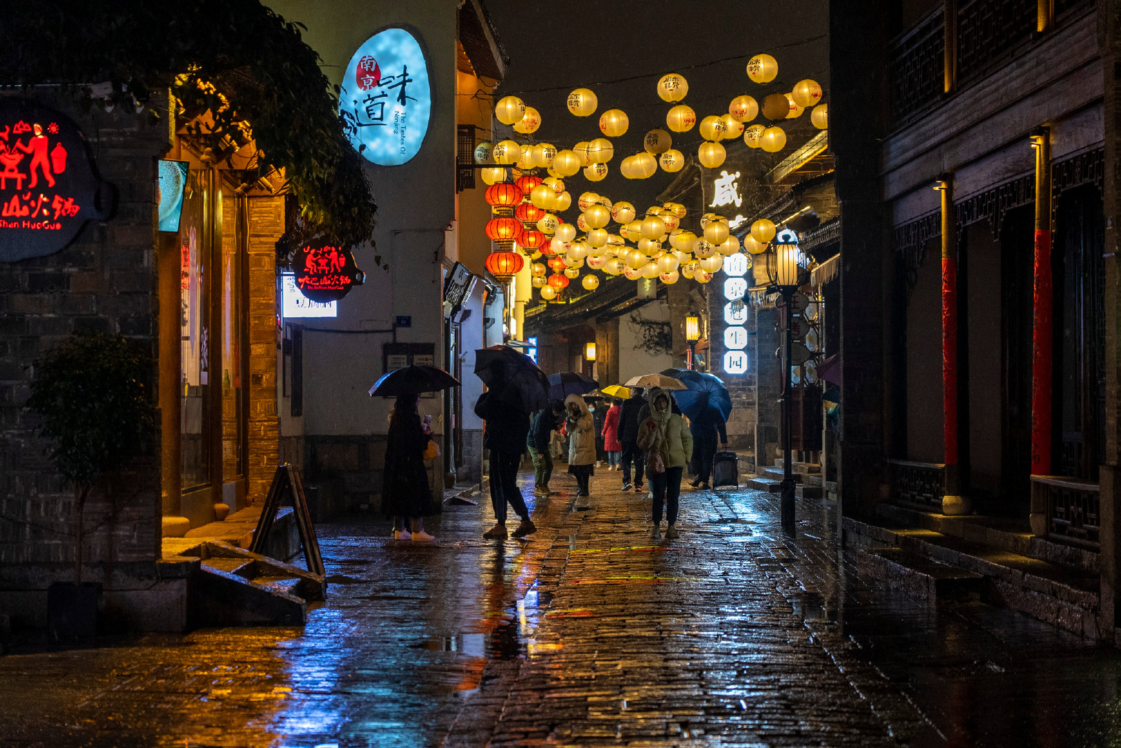 老门东雨夜,2022年新年的花灯比往年简单了很多__财经头条