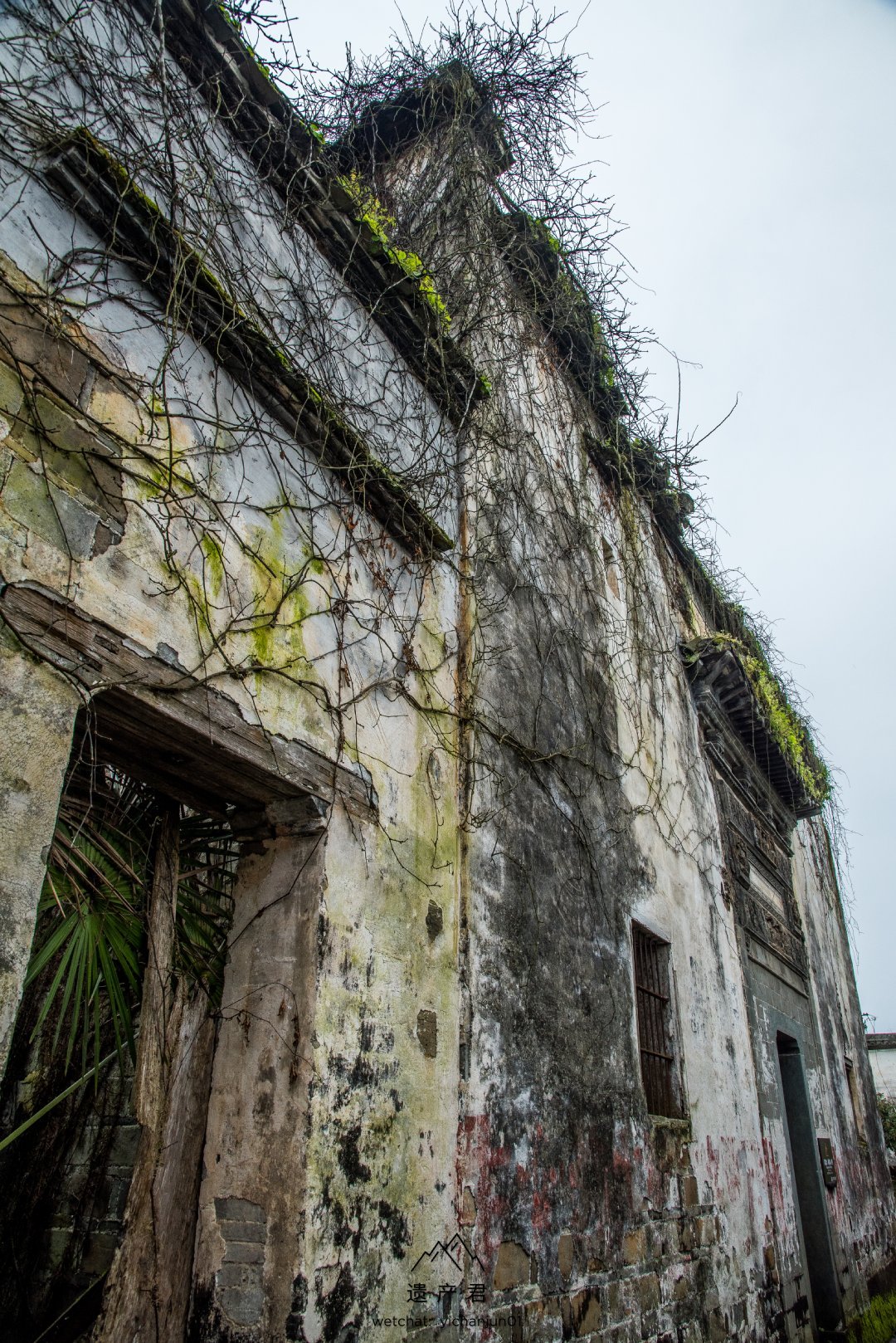 安徽古徽州地区的一座百年老宅,因为长期没有人住,屋顶和梁架倒塌