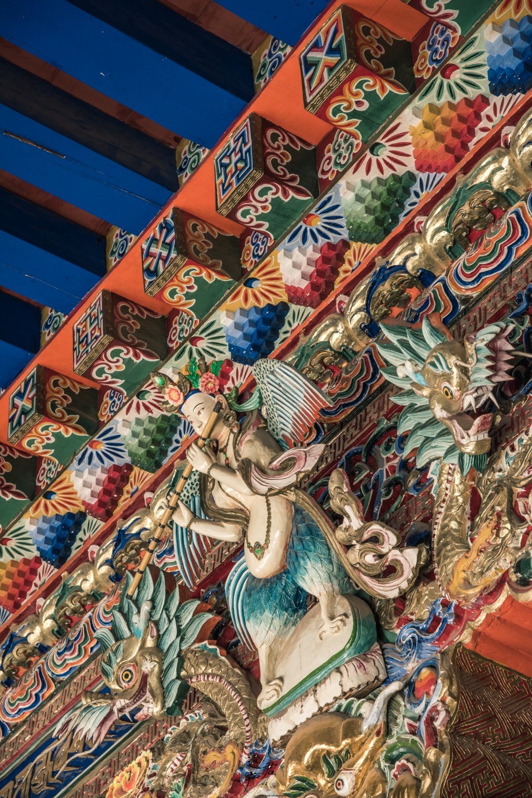 藏区寺庙的彩绘木雕装饰