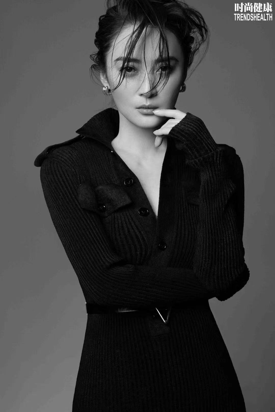 蒋勤勤《时尚健康》12月刊封面大片释出 黑白复古演绎摩登气质|蒋勤勤