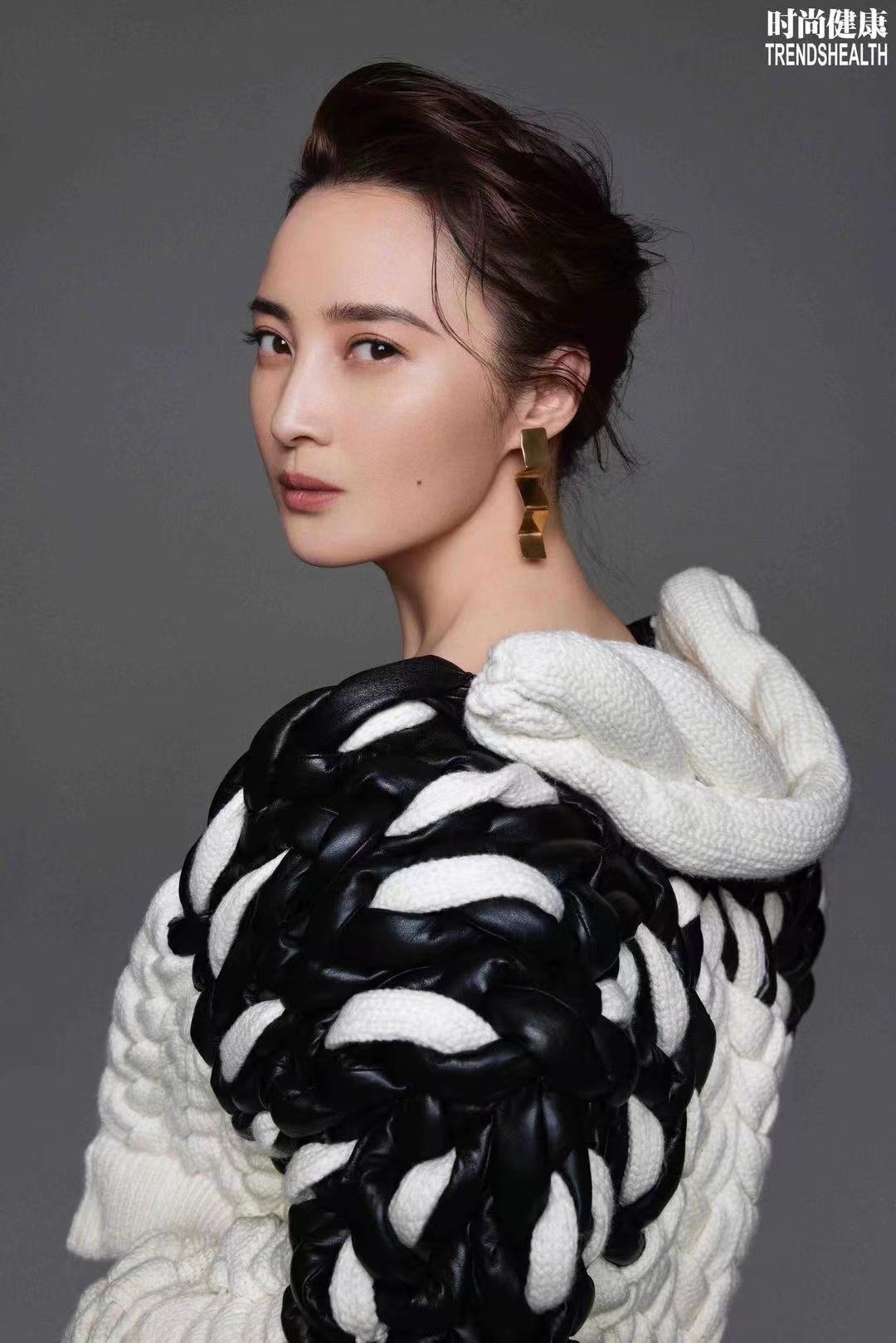 蒋勤勤《时尚健康》12月刊封面大片释出 黑白复古演绎摩登气质|蒋勤勤