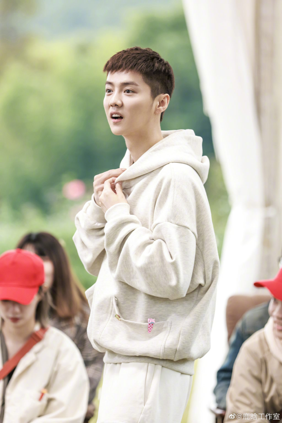 鹿晗五哈最新剧照来啦身穿休闲运动套装的鹿哥