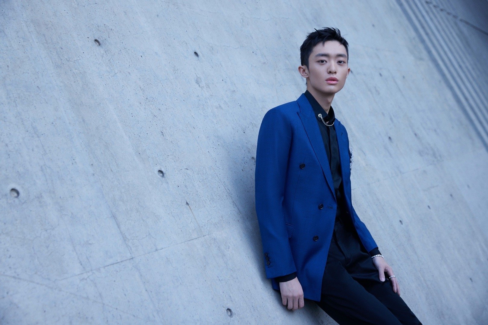 白宇帆西装造型太抢眼了吧