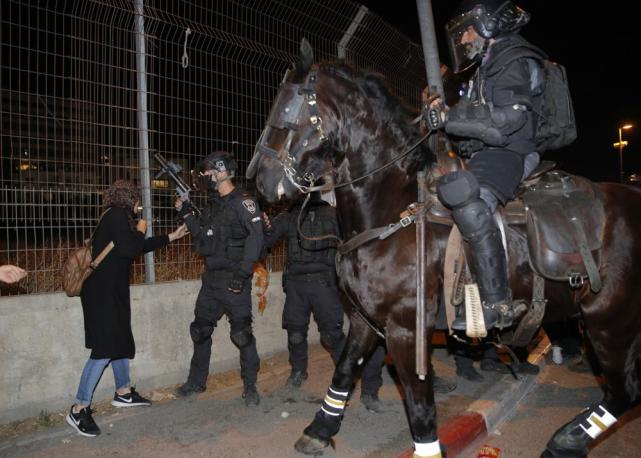 以色列警察与巴勒斯坦人在耶路撒冷爆发冲突 一名妇女满脸是血休闲区蓝鸢梦想 - Www.slyday.coM 以色列警察与巴勒斯坦人在耶路撒冷爆发冲突 一名妇女满脸是血休闲区蓝鸢梦想 - Www.slyday.coM