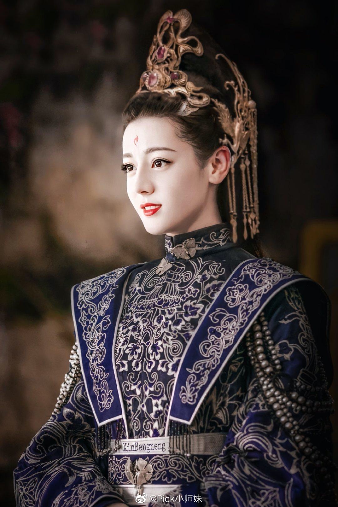 迪丽热巴饰演的凤九大婚图,粉丝给热巴p成了金饰感觉更好看啊_高清