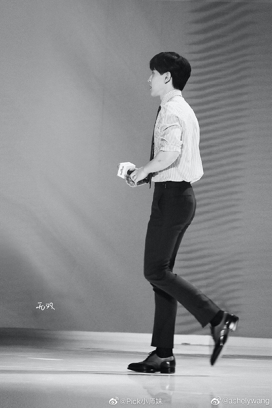 邓伦穿衬衫西裤身材看起来太好了,好有魅力