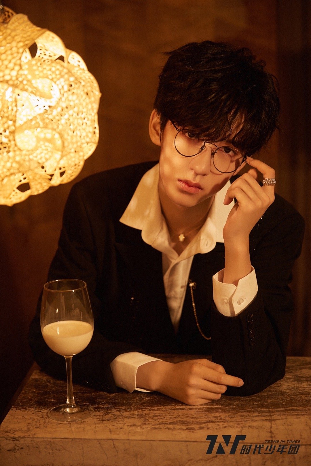 时代少年团东方卫视跨年造型 高脚杯装牛奶哈哈哈,不愧是你!