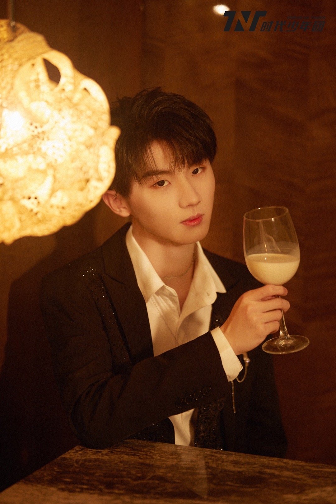 时代少年团东方卫视跨年造型 高脚杯装牛奶哈哈哈,不愧是你!