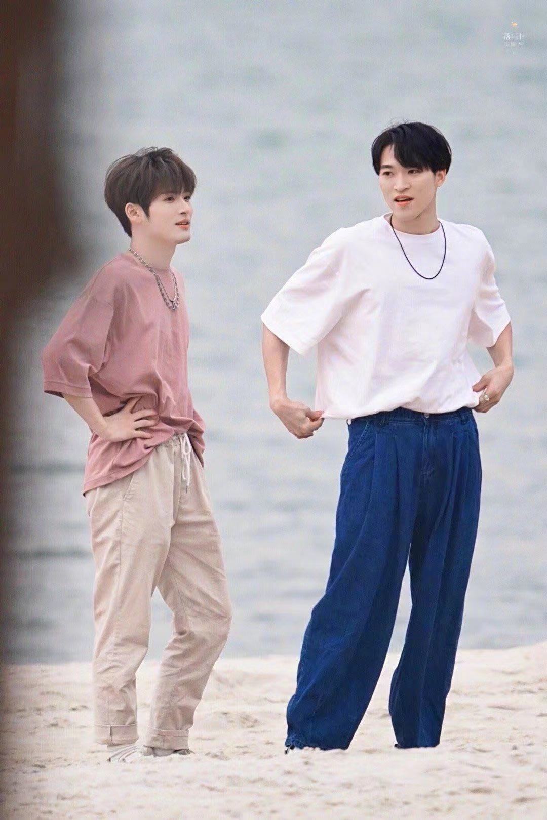 看到赞多和力丸手拉手选宿舍这段