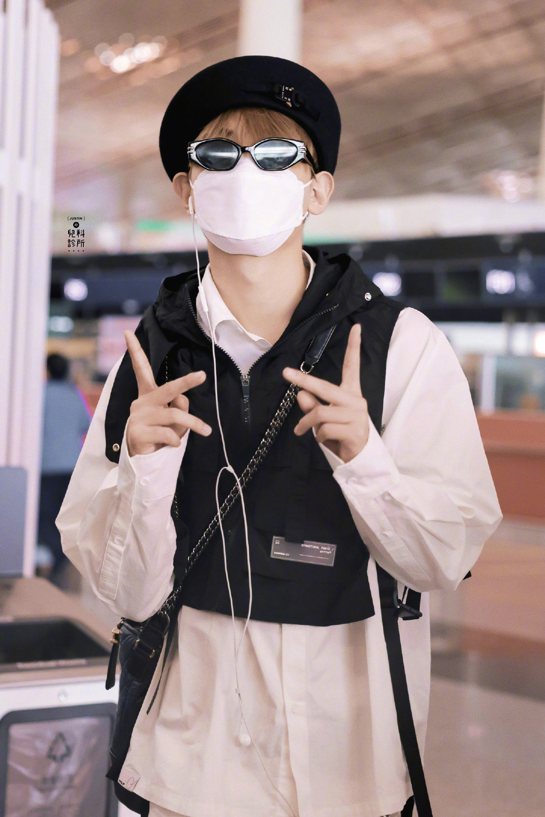 黄明昊今日机场饭拍 是贝雷帽贾!