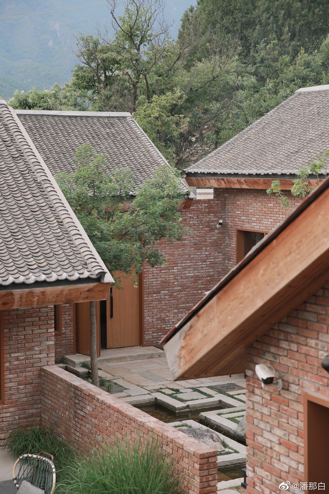 三卅民宿和瓦厂酒店一脉相承,隔了一条小路,一样的红砖……__财经头条