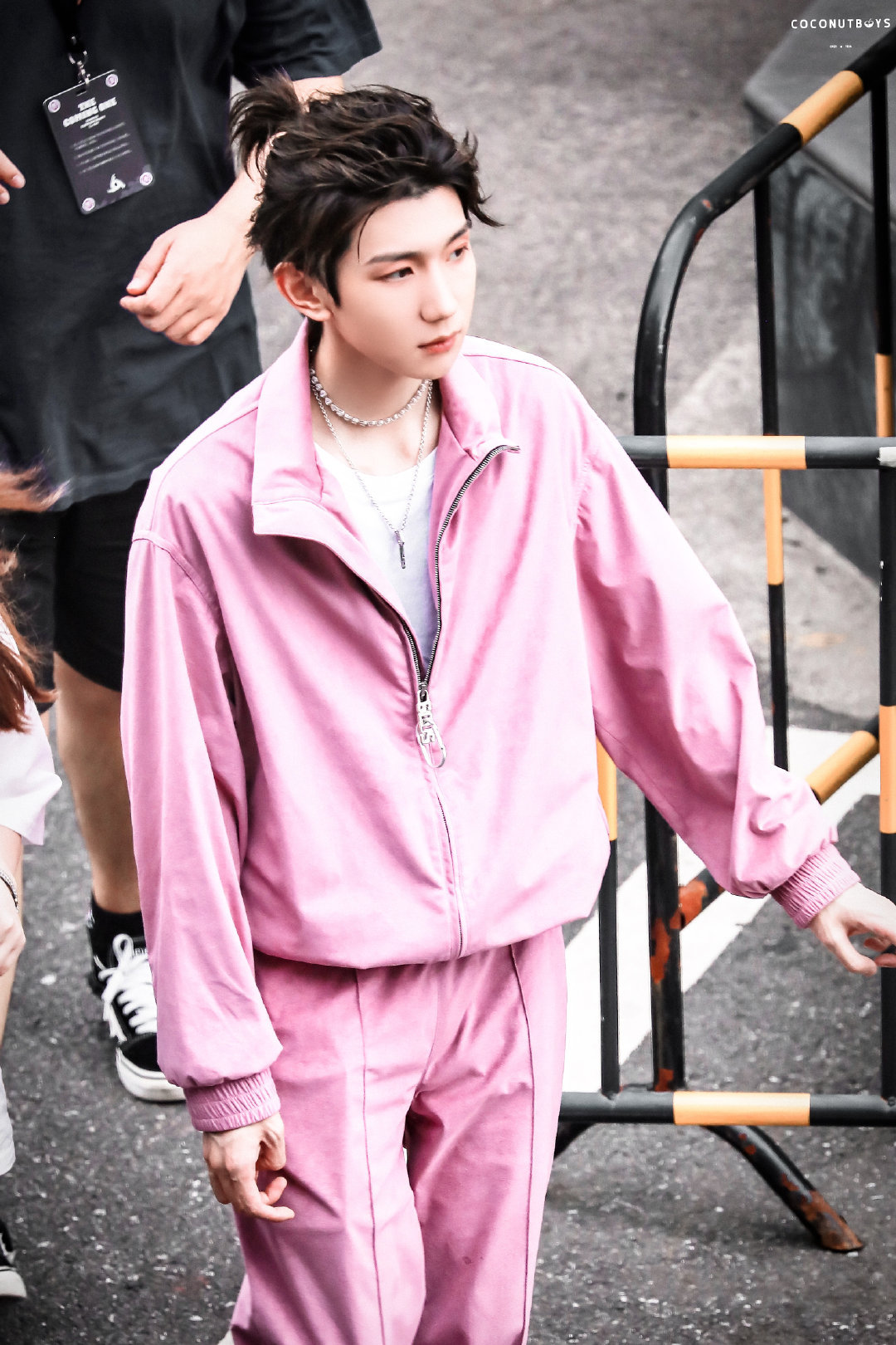 王源| 王源今日明日之子录制饭拍来袭 身穿粉色休闲套装