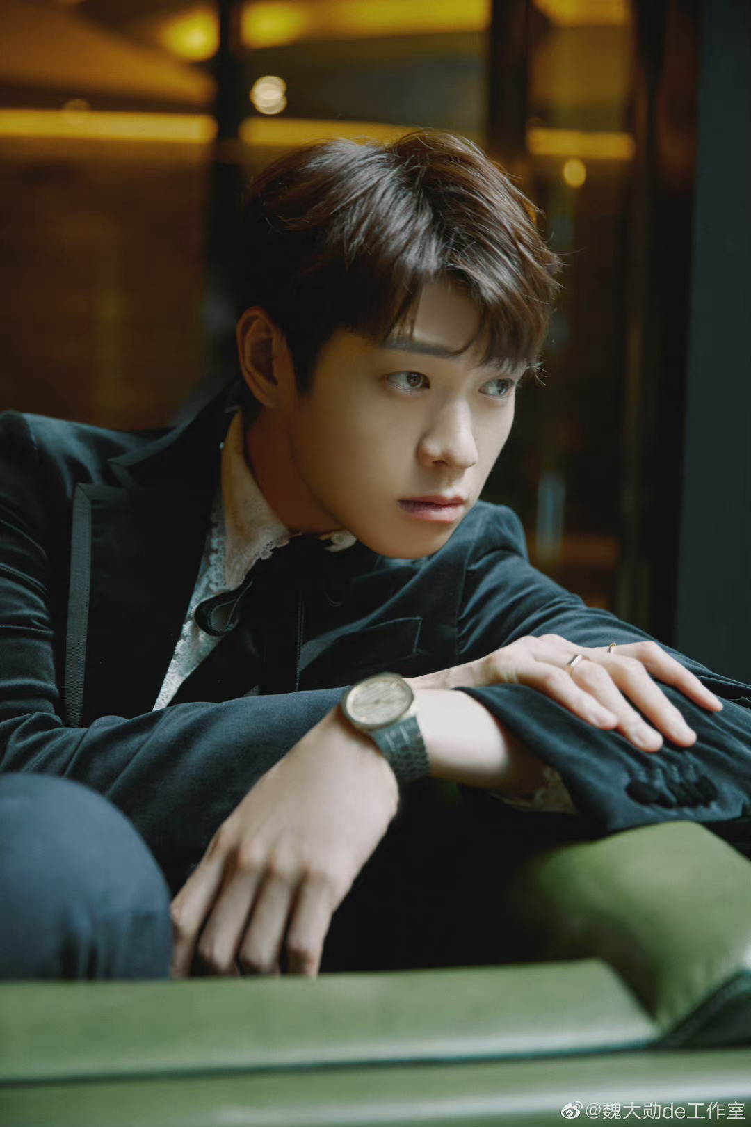 魏大勋的这组照片也太帅了,身穿黑色西服,满满的高级感……_高清图集