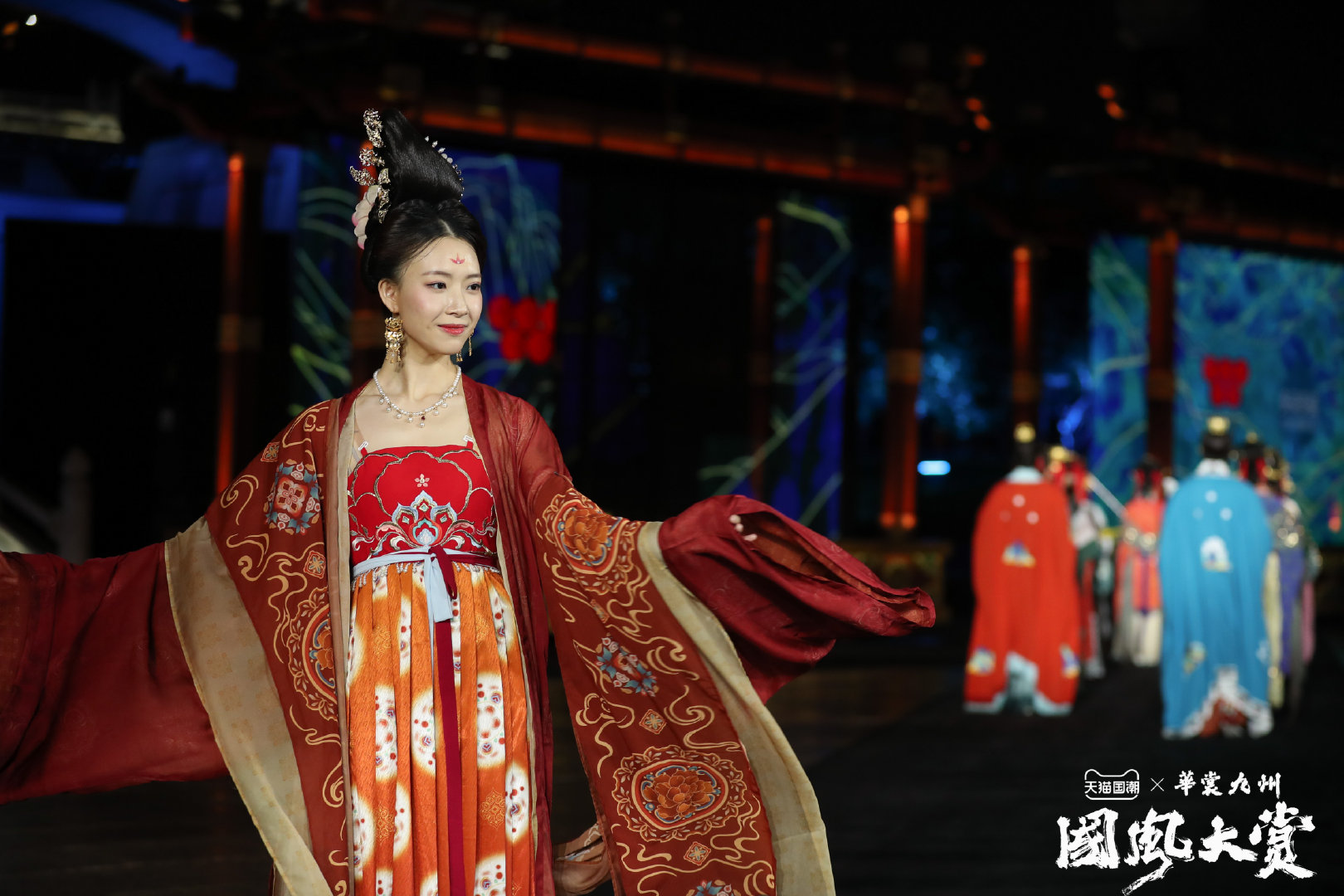 就在重现盛唐风采的西安大唐芙蓉园,300位国风达人身穿华服带着