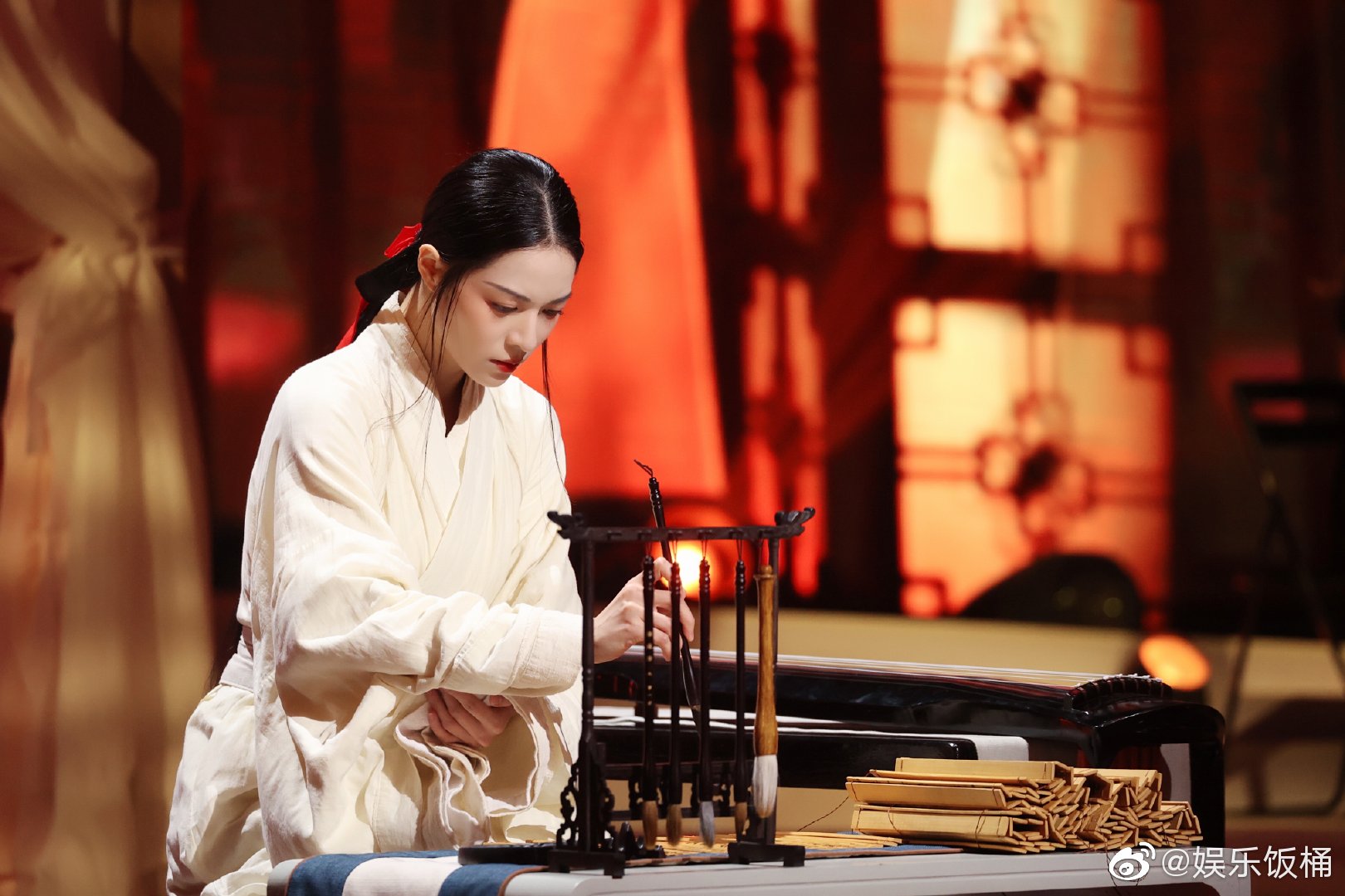 钟楚曦在线解锁技能——写毛笔字……__财经头条