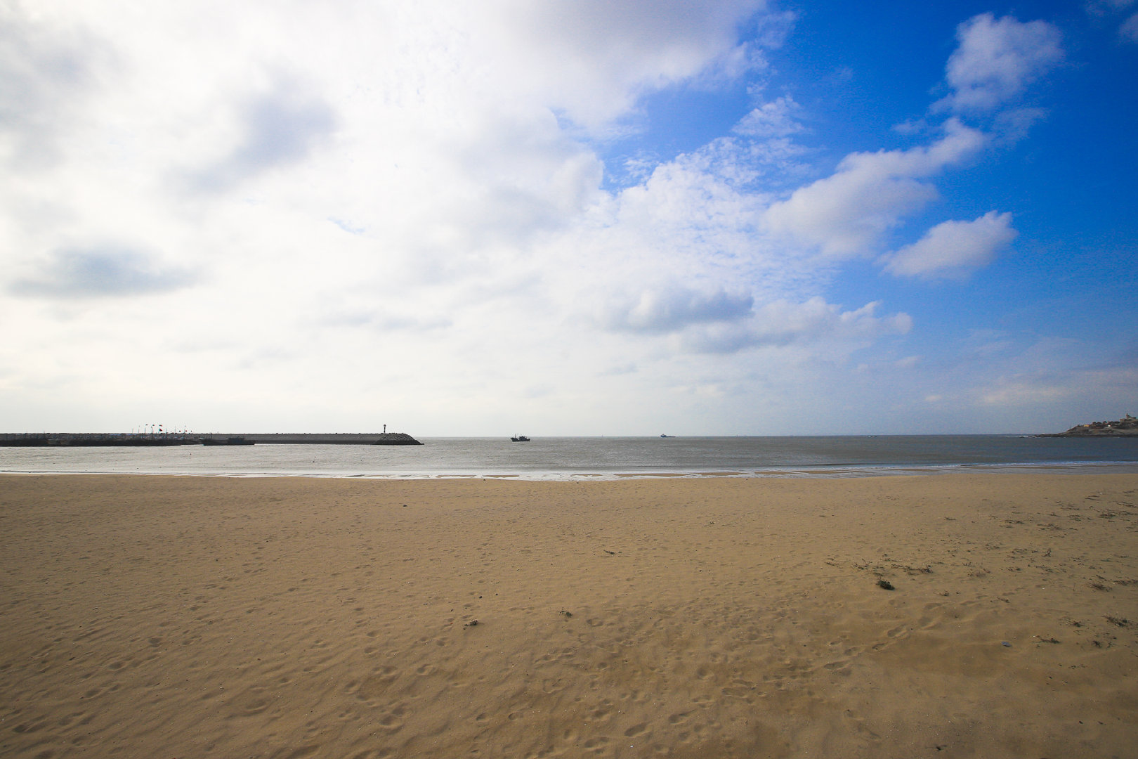 崇武半月湾,形似弯月,以"半月沉沙"而闻名.