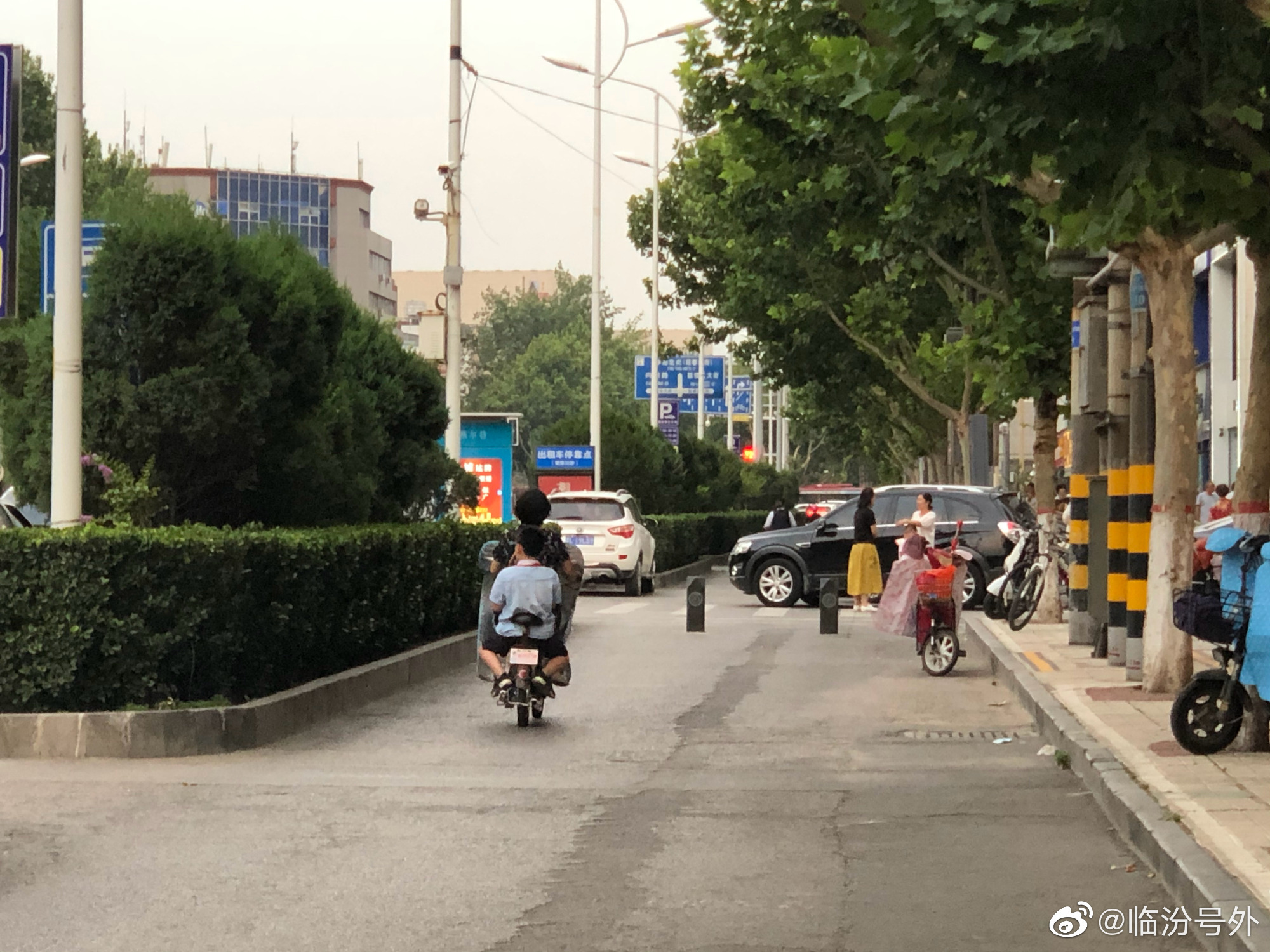 临汾解放西路,非机动车道每个路口安装了石头柱子