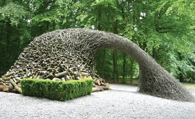 他靠捡木条,捡成艺术家,堆积的女性雕塑漂亮极了