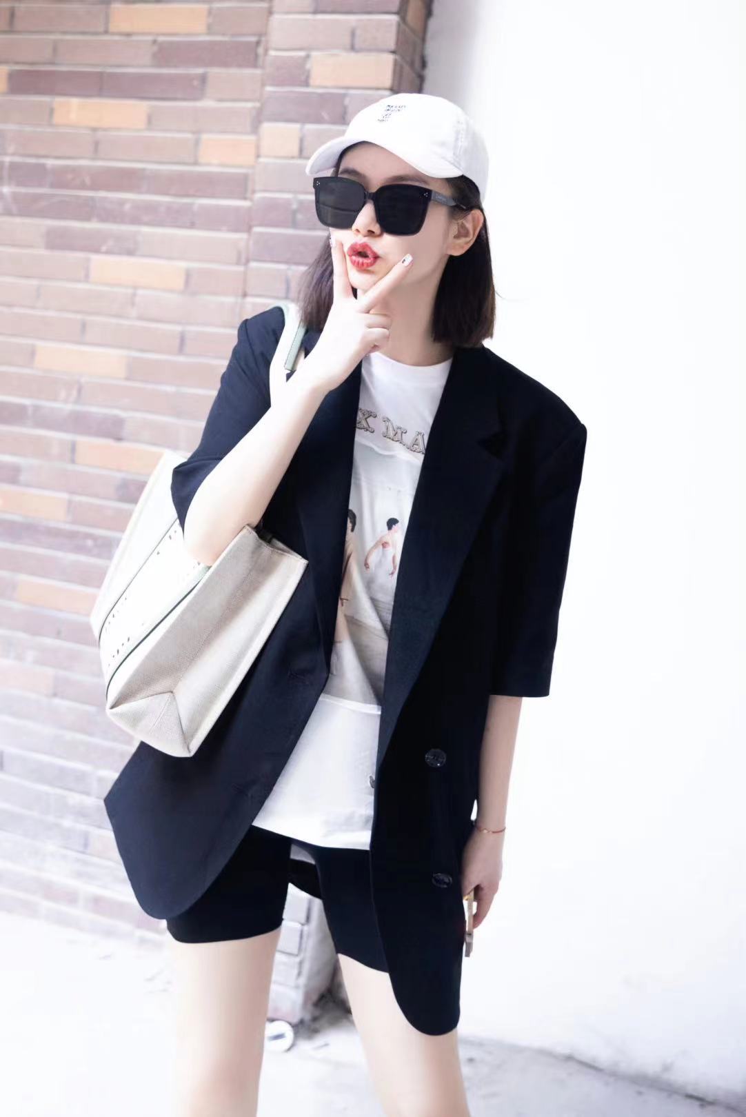 戚薇穿西装搭配棒球帽,又萌又酷__财经头条
