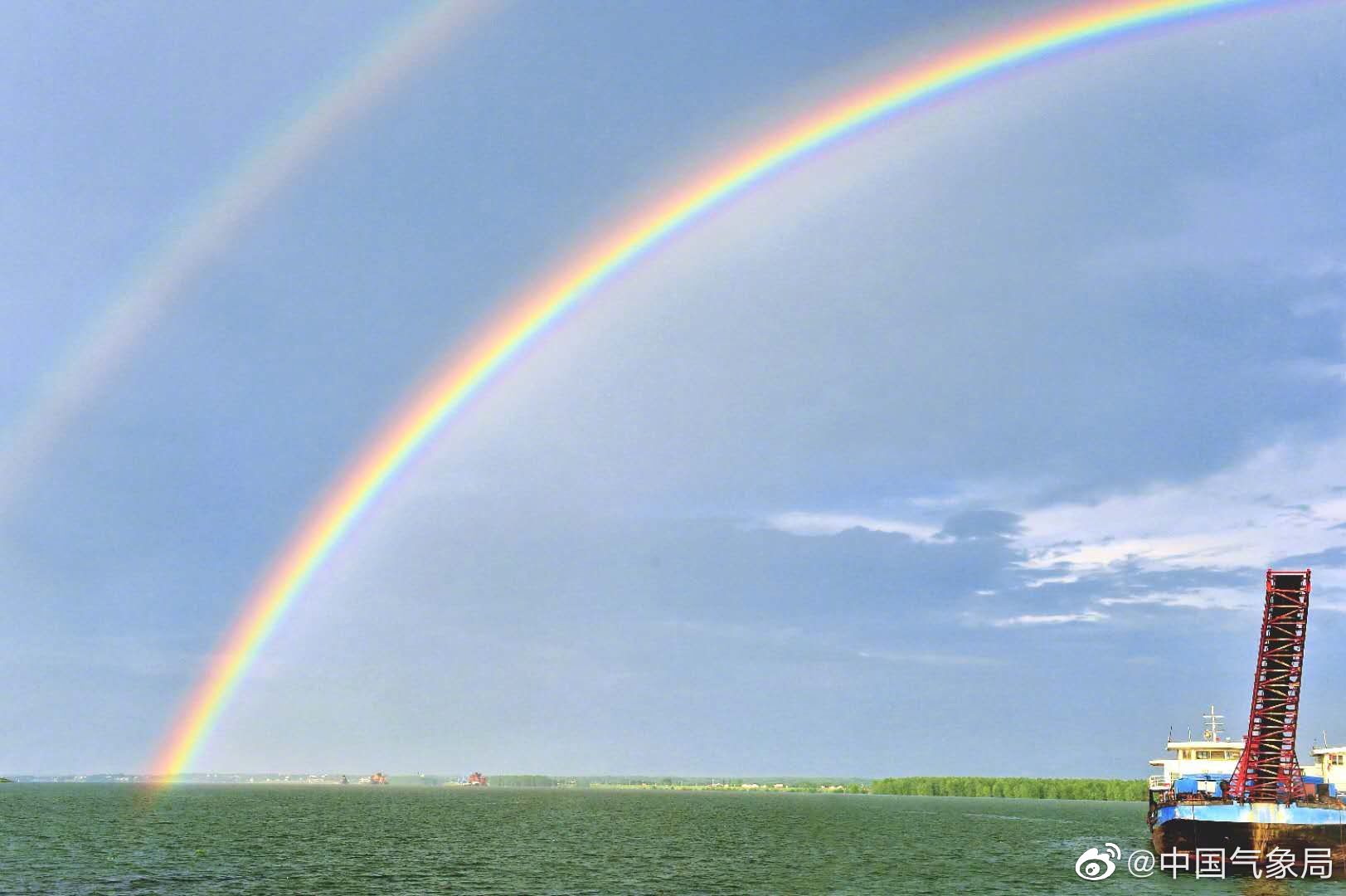 傍晚时分,太阳雨后,湘江的水面上挂上了美丽的双彩虹.坐标
