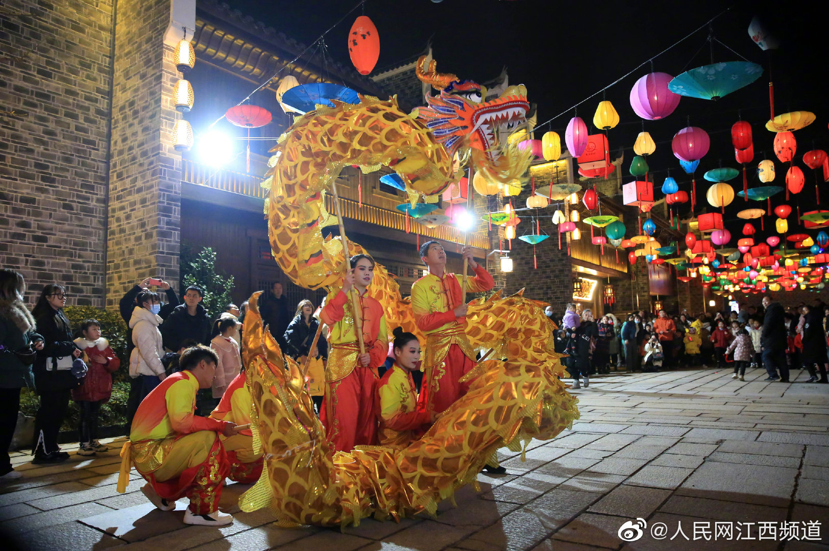 元宵节临近,永丰县民间艺人开展舞龙等民俗活动,为市民和游客送上文化