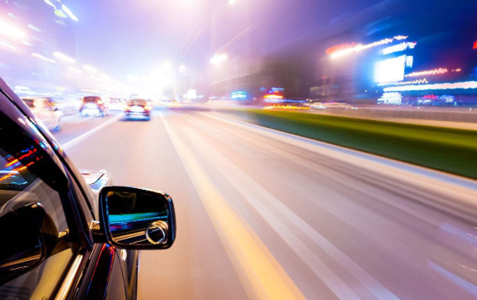 夜晚跑高速90-100km/h是安全速度吗?这5个开车技巧可以降低危险!