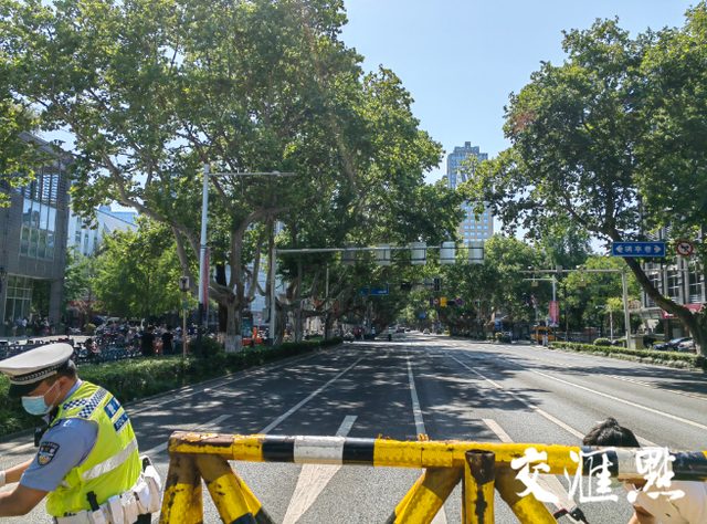 默默守护成暖心风景！高考外语听力考试，江苏各地车辆“静音”通行休闲区蓝鸢梦想 - Www.slyday.coM