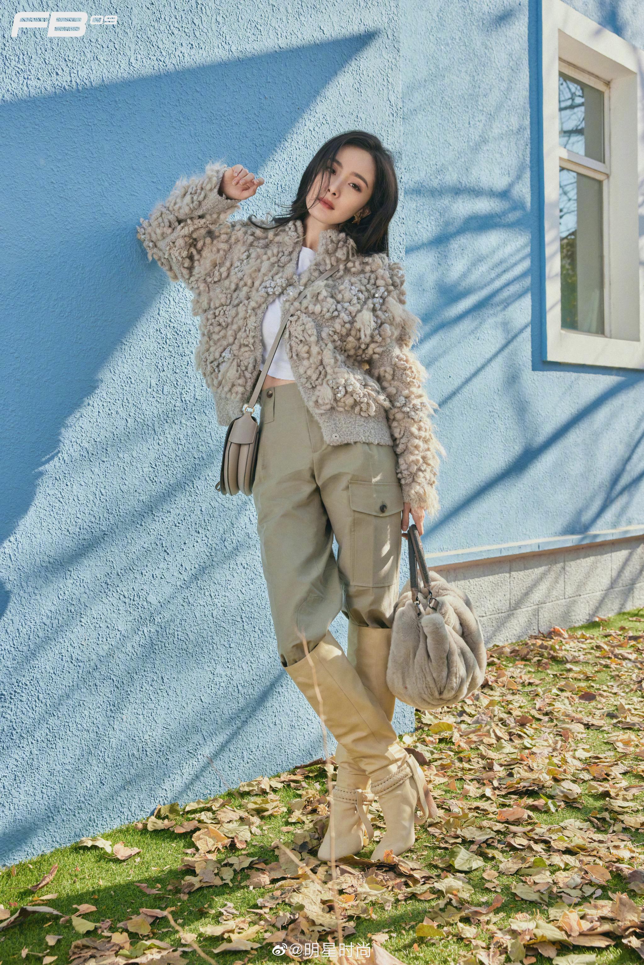 杨幂冬日街拍浅灰色羊毛卷外套冬季氛围感十足