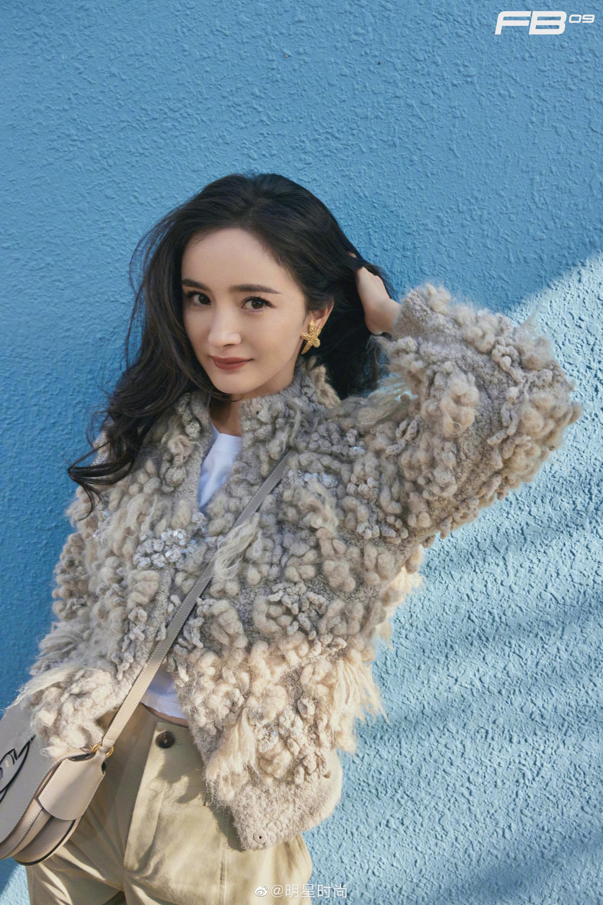 杨幂冬日街拍浅灰色羊毛卷外套冬季氛围感十足