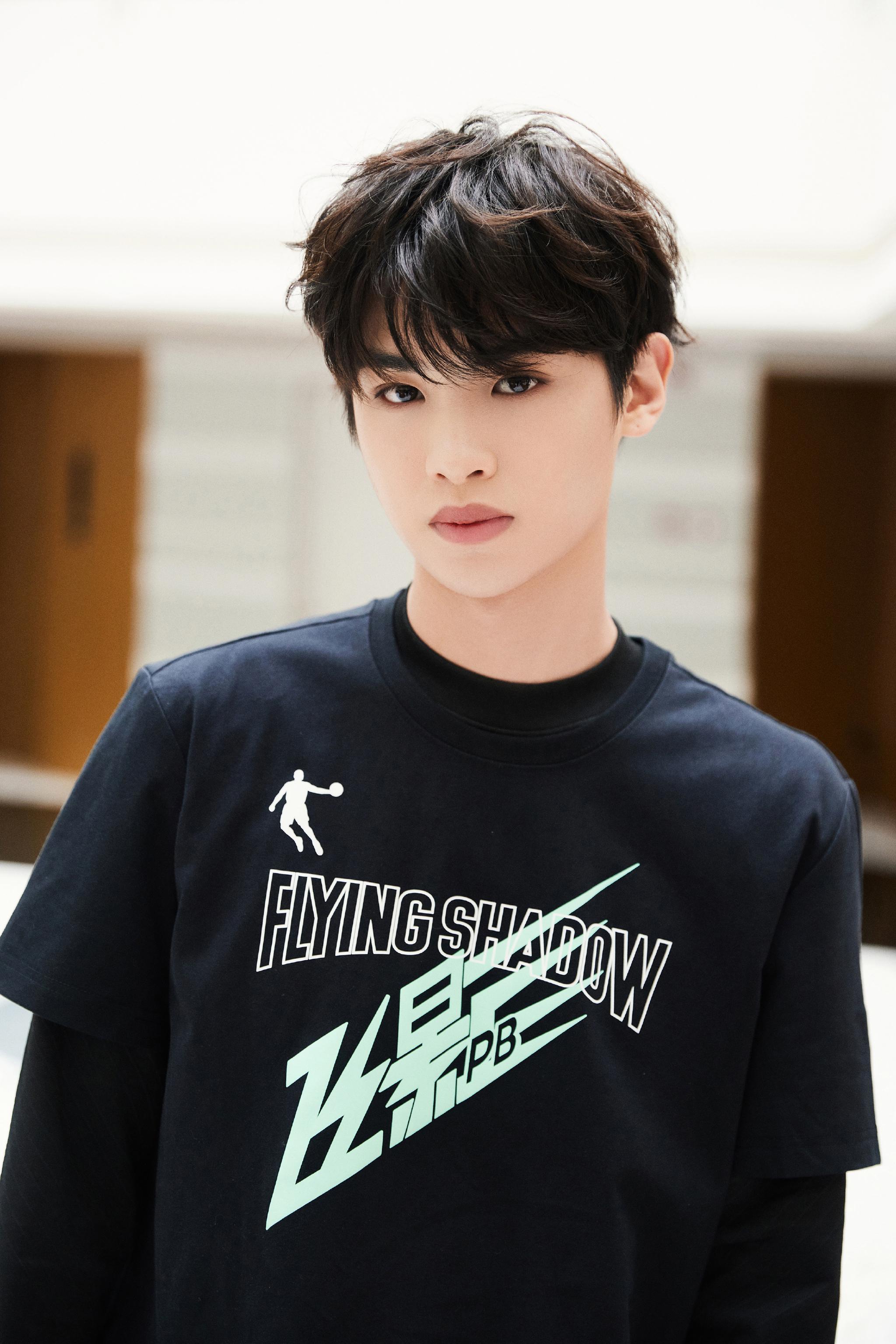 黄明昊今日活动造型图 一身运动装休闲帅气的昊昊 少年感十足!