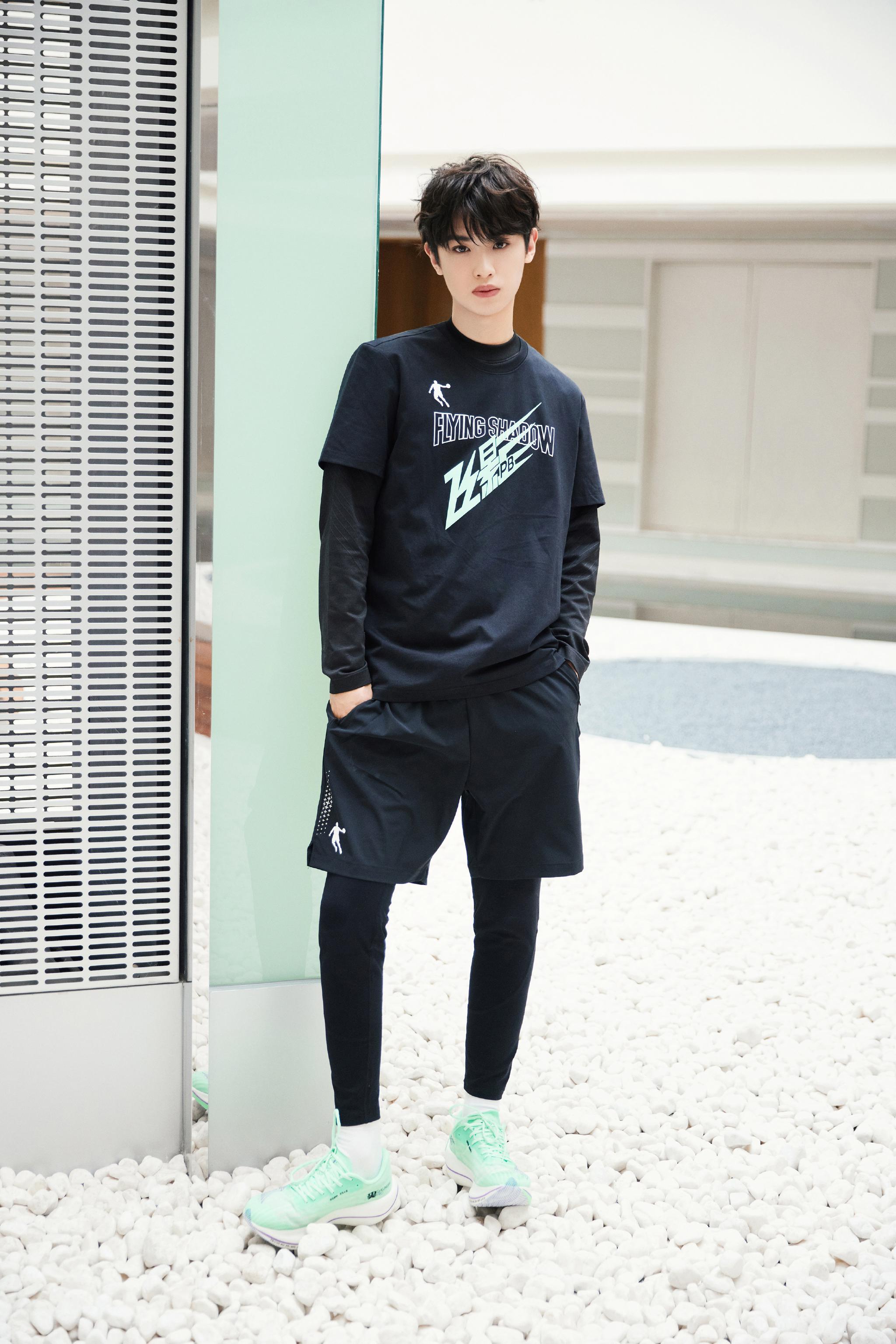 黄明昊今日活动造型图一身运动装休闲帅气的昊昊少年感十足