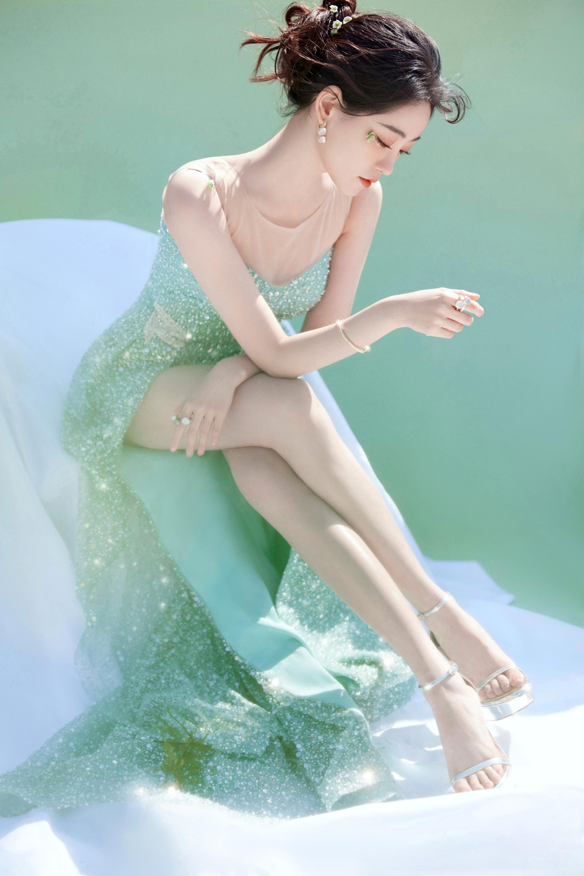 芭莎|李艺彤_新浪新闻