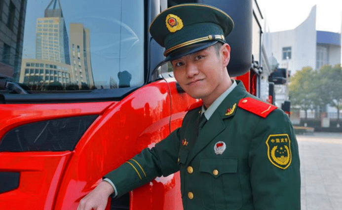 拍1部戏要用8个替身, 还让剧组等他6个月, 却无人说他耍大牌!