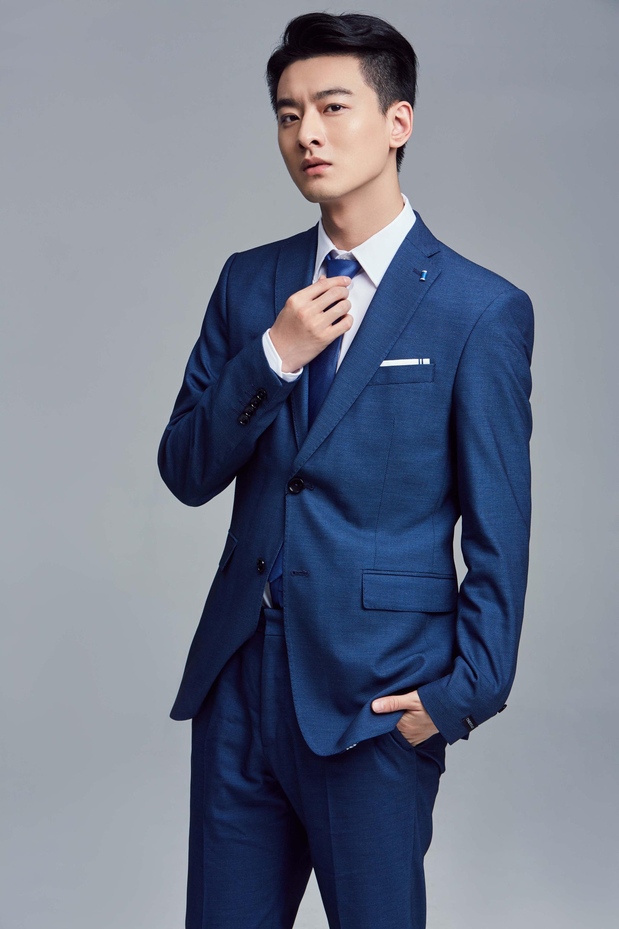 演员@我是王泽轩 近日公开一组精英职场范写真,帅气干练的穿着