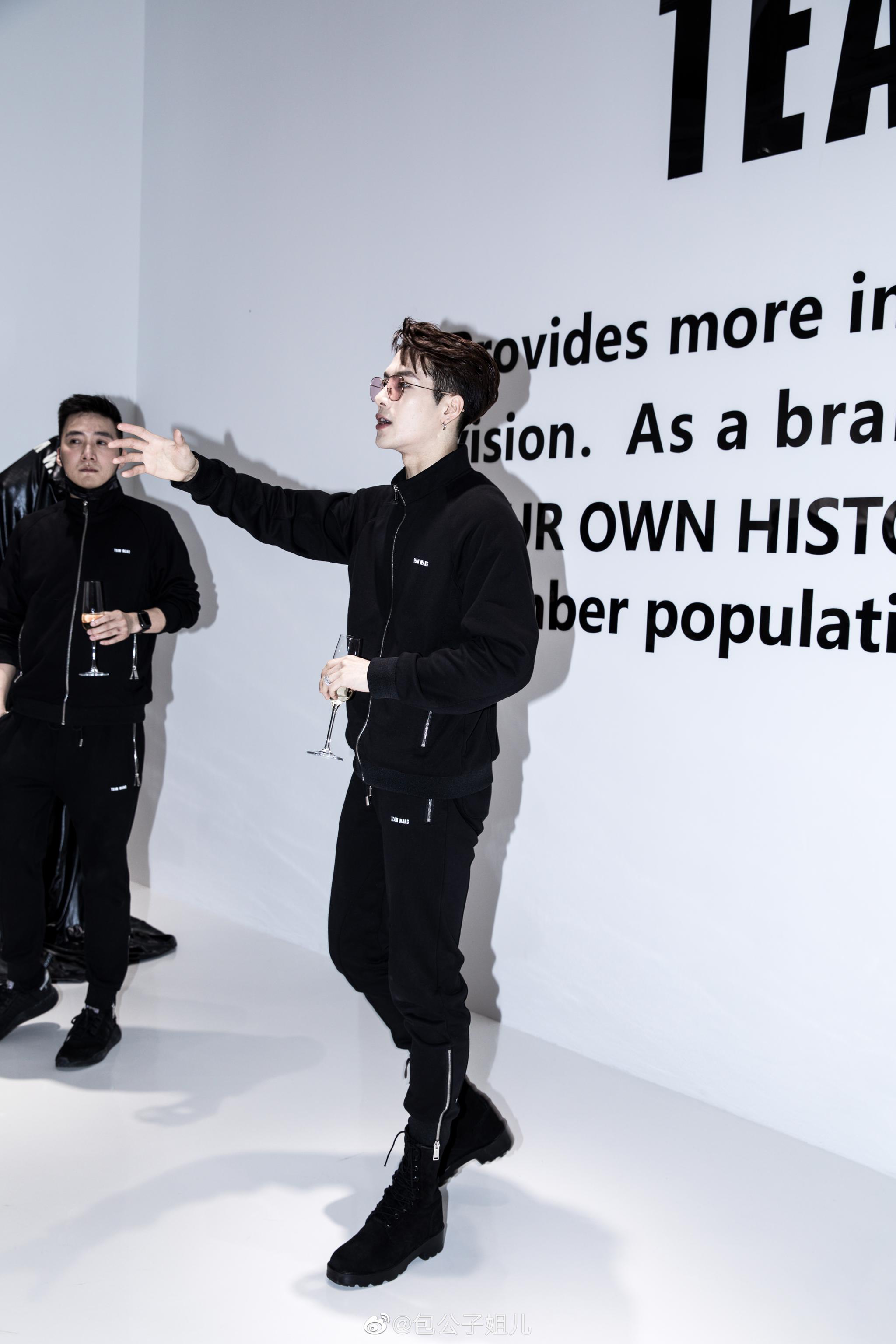 今晚的微博是 的 team wang pop-up store 明日正式opening 大家