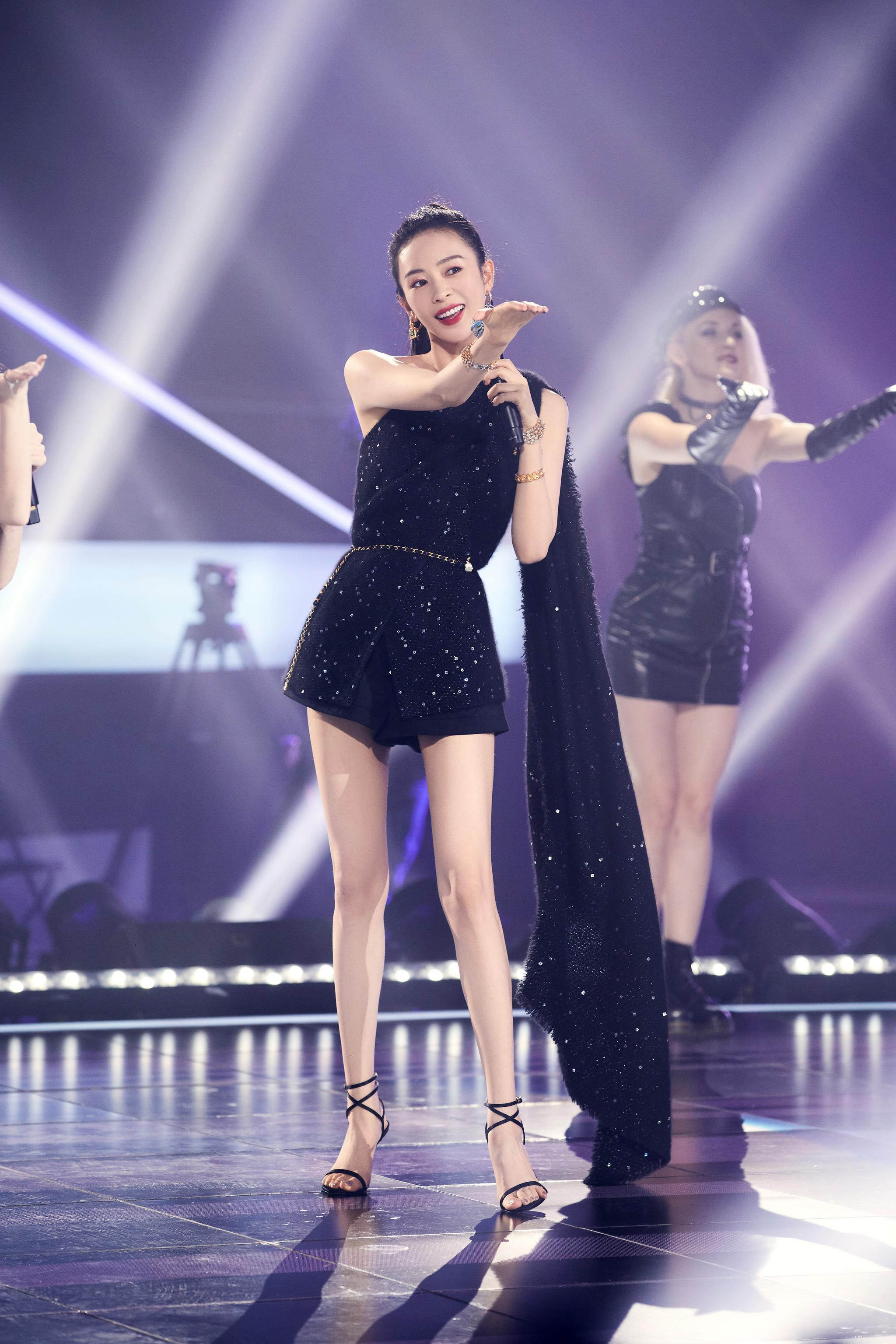 今日份的瑶瑶子来了童瑶亮相东方卫视苏宁818晚会