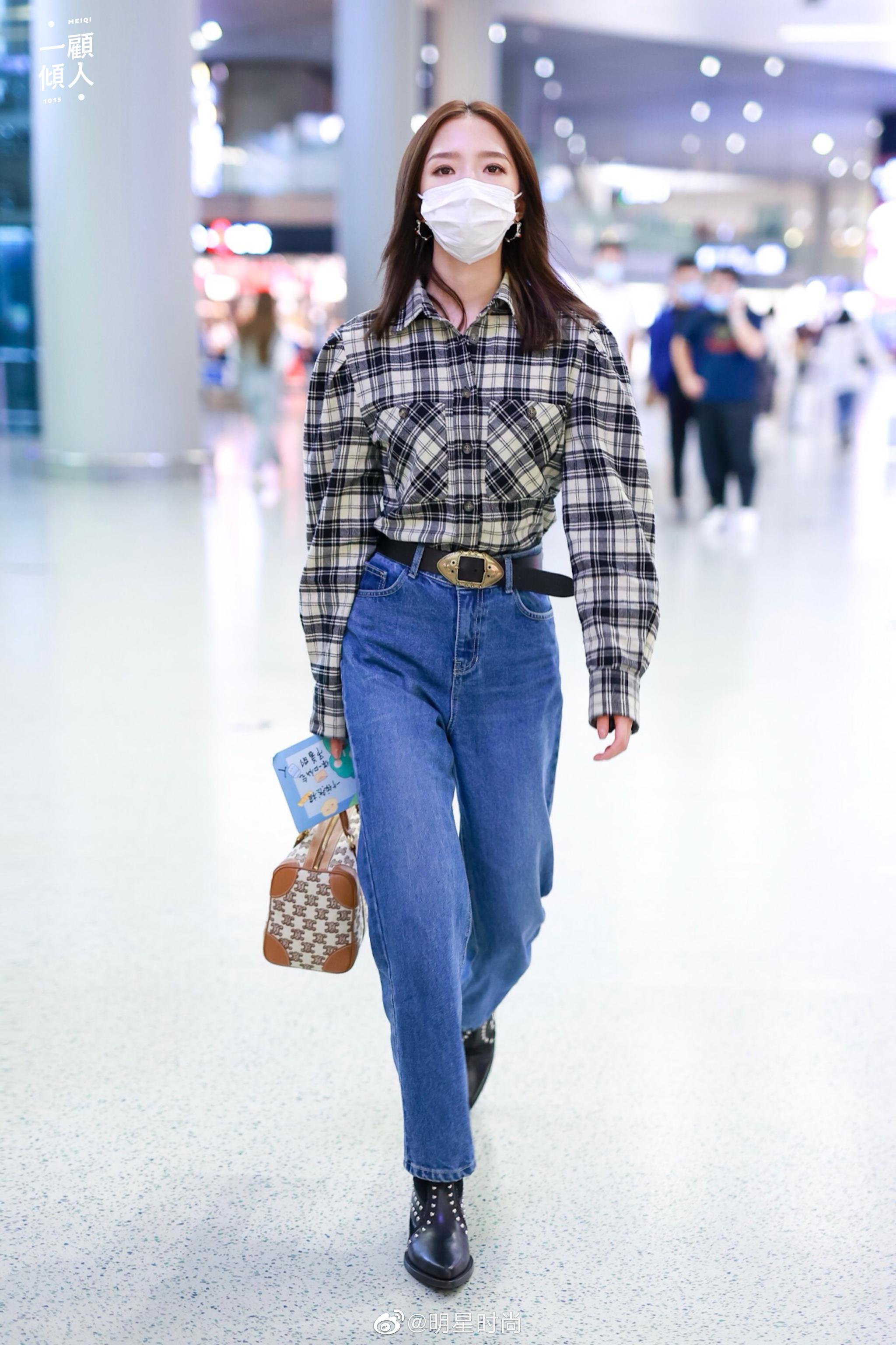 9月17日,孟美岐现身上海机场,格纹衬衫搭配蓝色牛仔裤