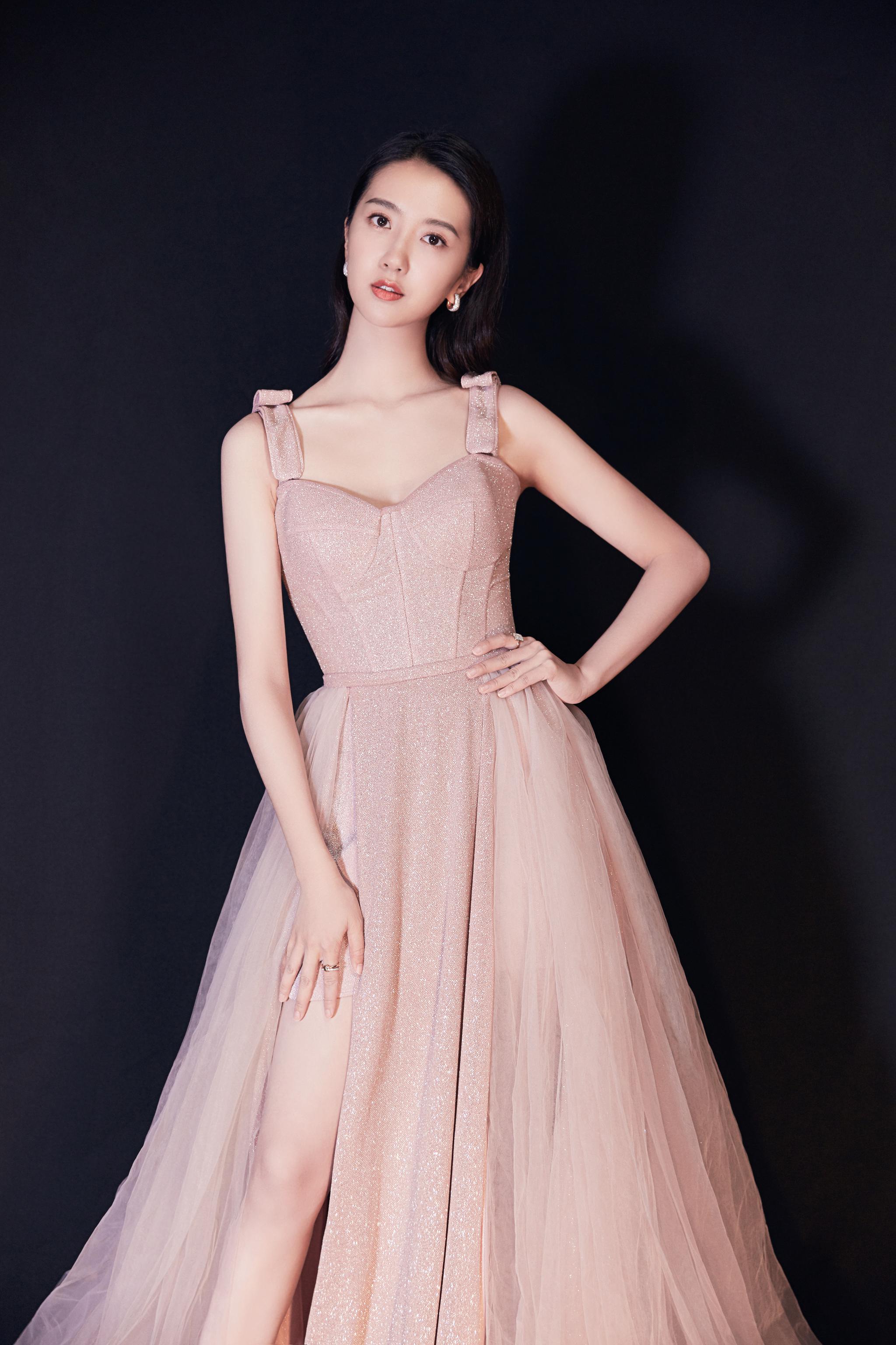 演员许龄月amelie受邀出席第32届电视剧颁奖典礼