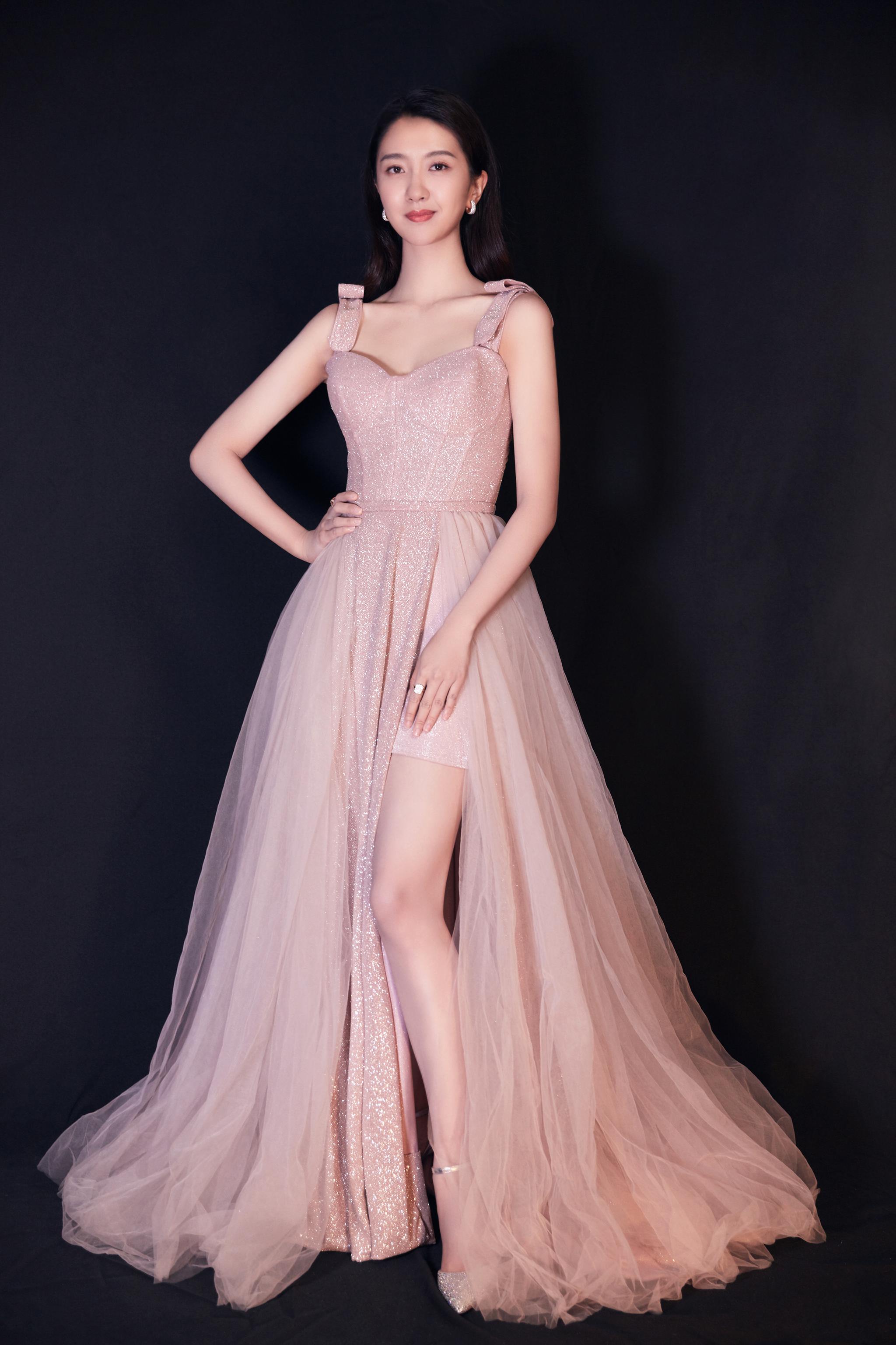 演员许龄月amelie受邀出席第32届电视剧颁奖典礼