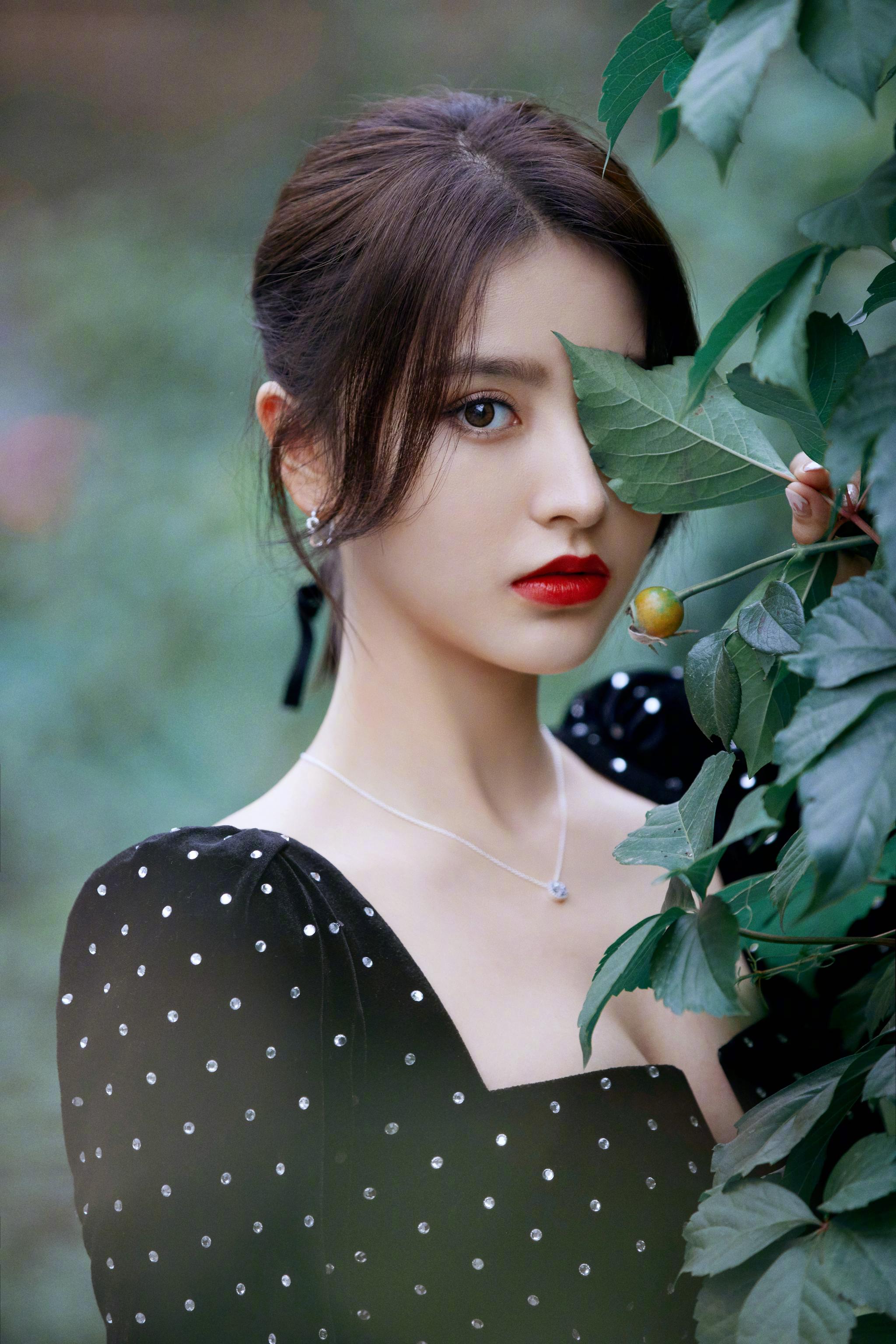 金子涵今日线下活动造型,一身黑色波点裙,好身材一览无余