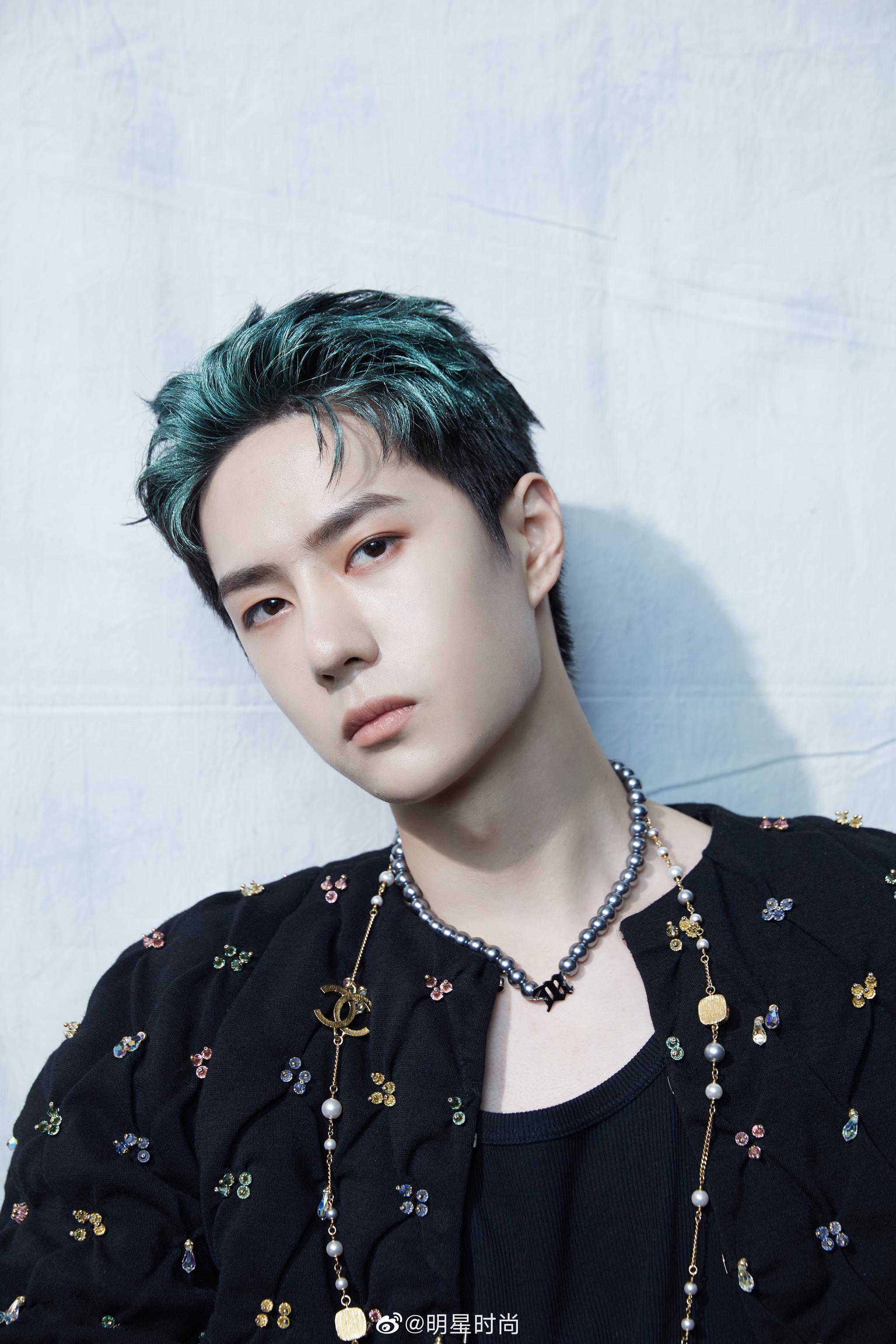 王一博最新造型,他身着黑色丝绒彩钻外套搭配珍珠项链