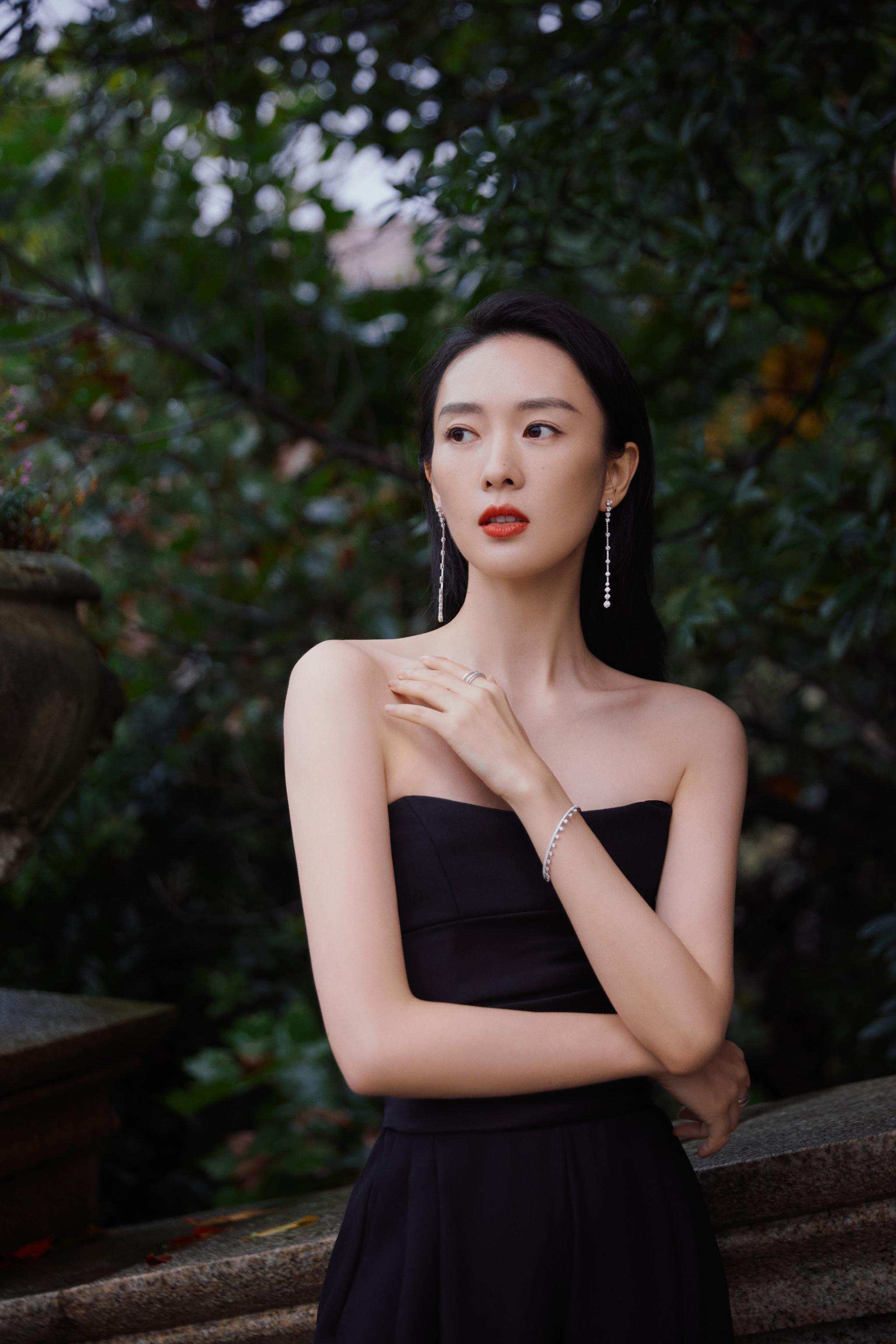 演员@童瑶 受邀出席,一身黑色连体裤造型亮相气场全开