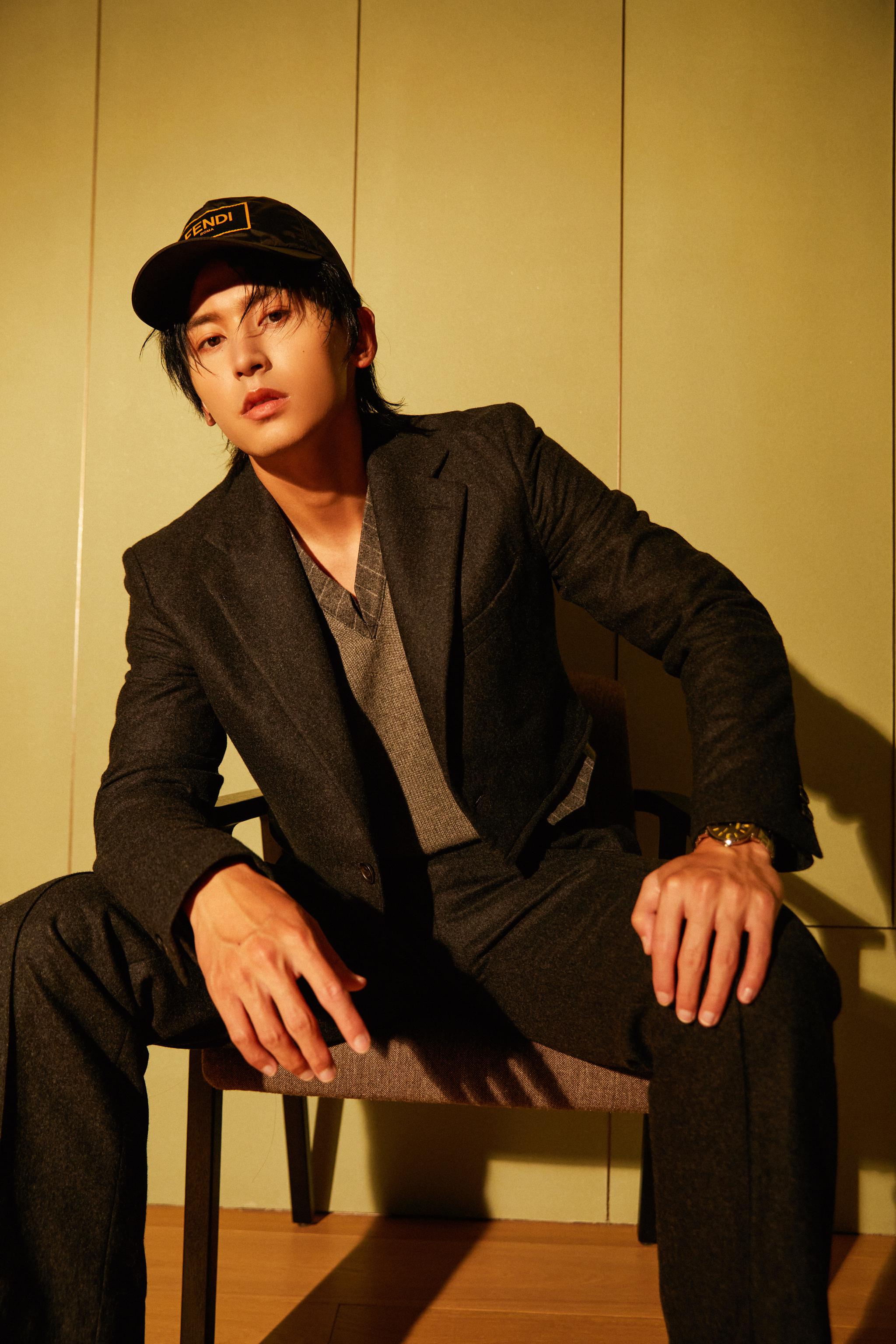 亮相品牌活动,一身秋冬深灰色毛呢西装套装…………|张哲瀚_新浪新闻