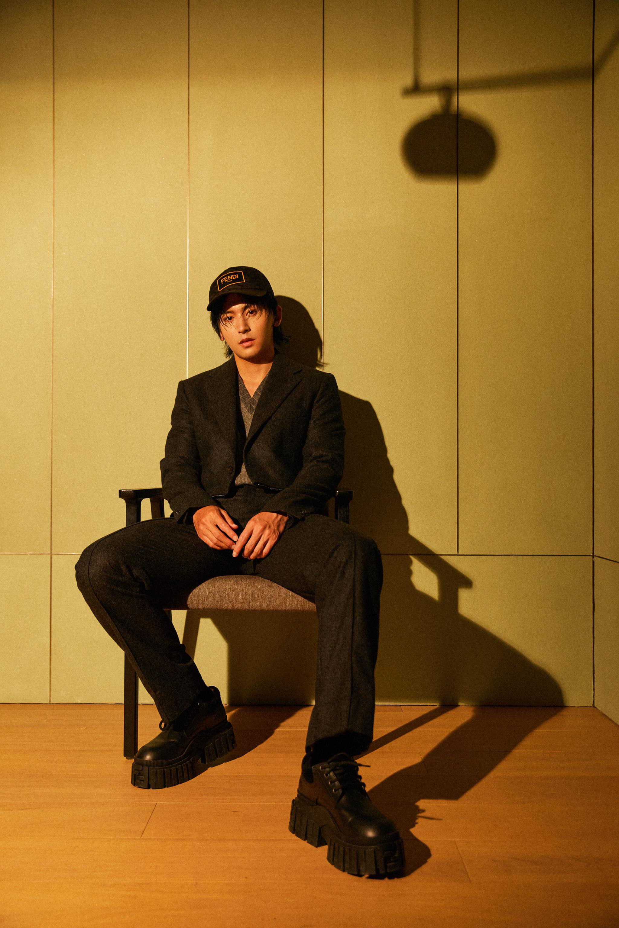 亮相品牌活动,一身秋冬深灰色毛呢西装套装…………|张哲瀚_新浪新闻