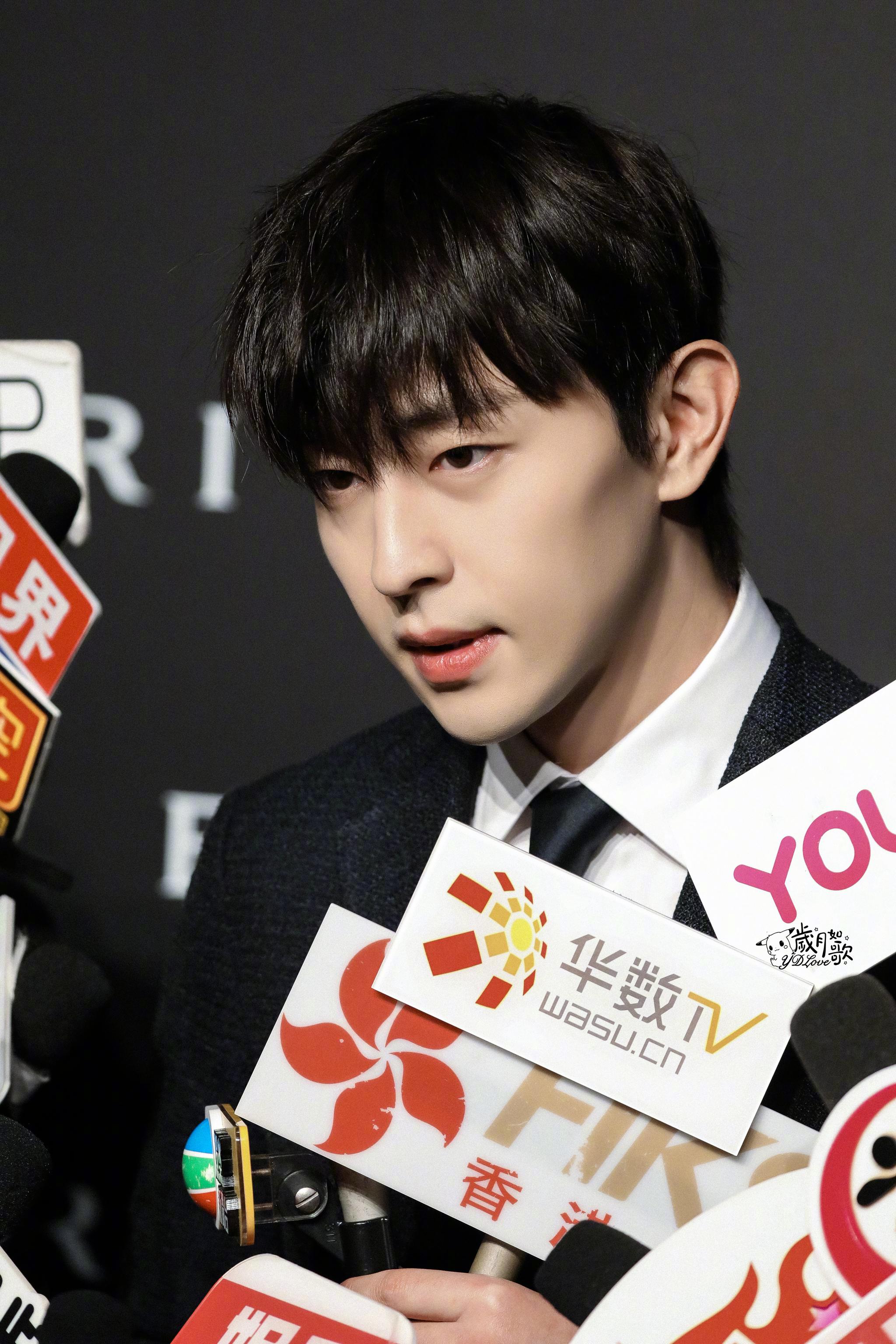 救命,今晚活动现场的邓伦帅到犯规了吧,碎刘海就好绝……小学女生跳舞