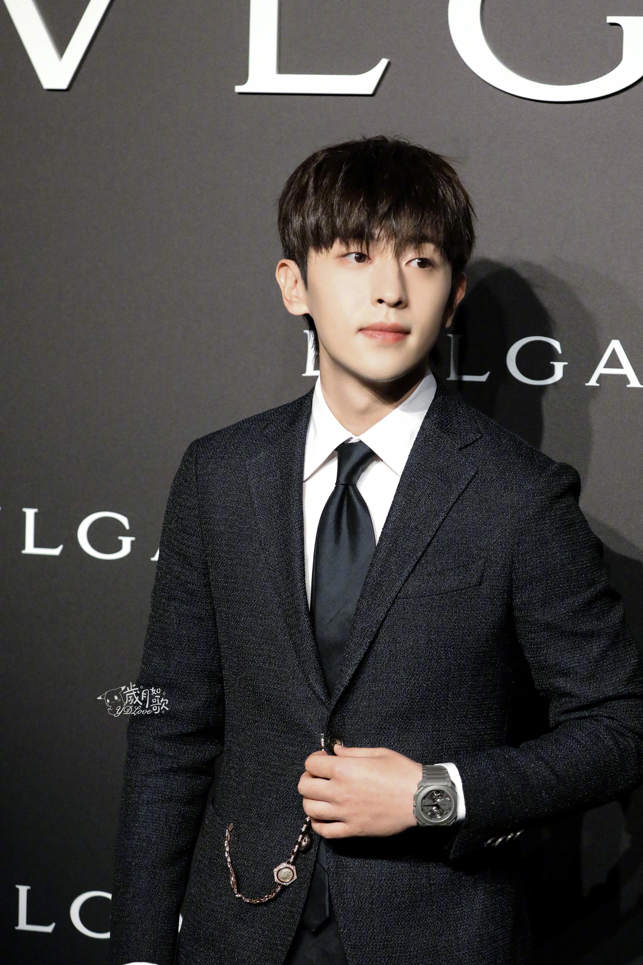 救命,今晚活动现场的邓伦帅到犯规了吧,碎刘海就好绝……小学女生跳舞