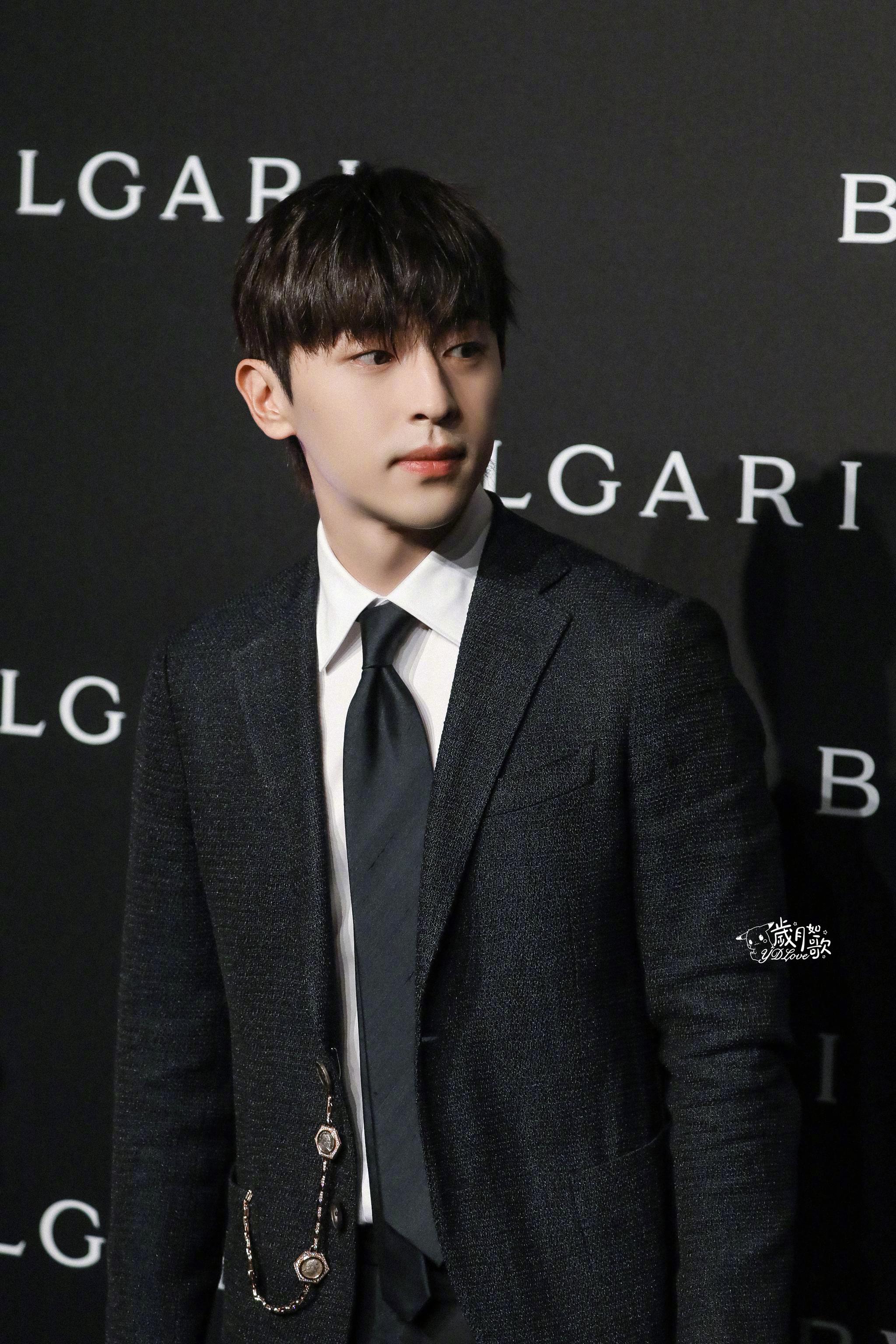 救命,今晚活动现场的邓伦帅到犯规了吧,碎刘海就好绝……小学女生跳舞