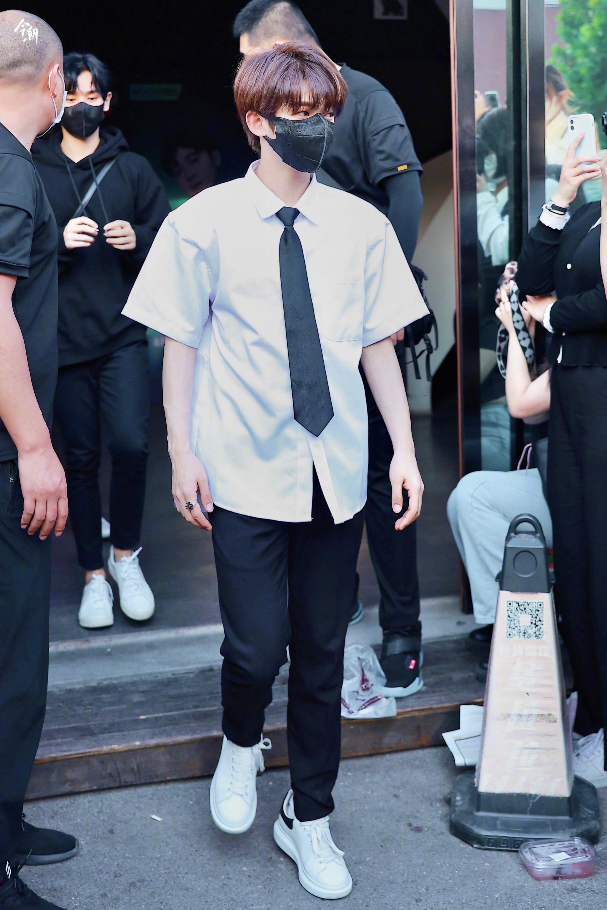 刘宇今天的饭拍是校园文男主吧白色衬衫太清纯了